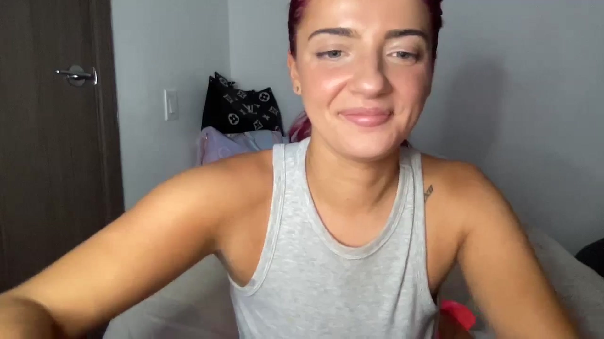 Gallery image thumbnail from oxKRYSTALxo's myfreecams stream on, 09/26/2023, 02:42 image 11 of 20