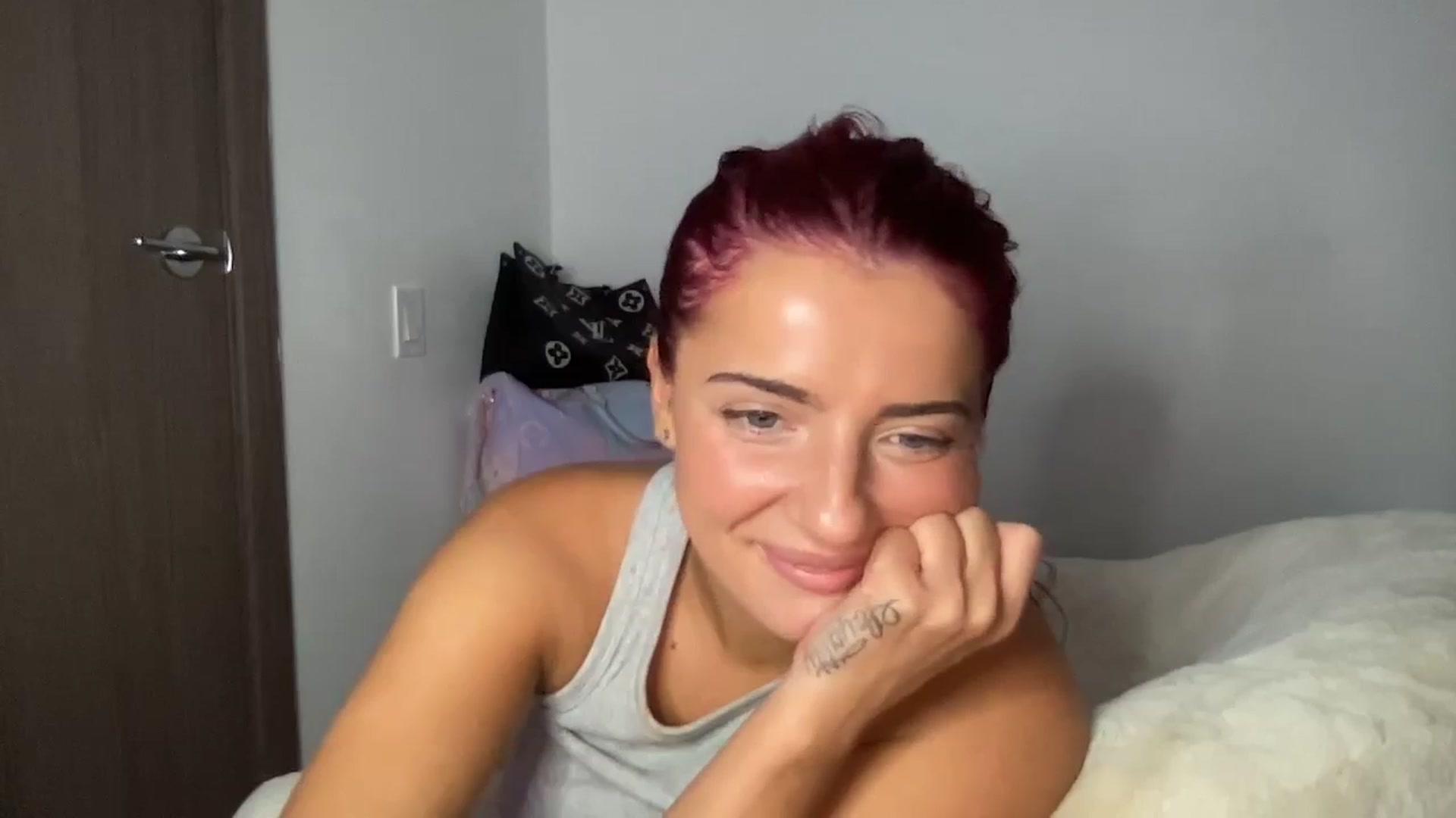 Gallery image thumbnail from oxKRYSTALxo's myfreecams stream on, 09/26/2023, 02:42 image 3 of 20