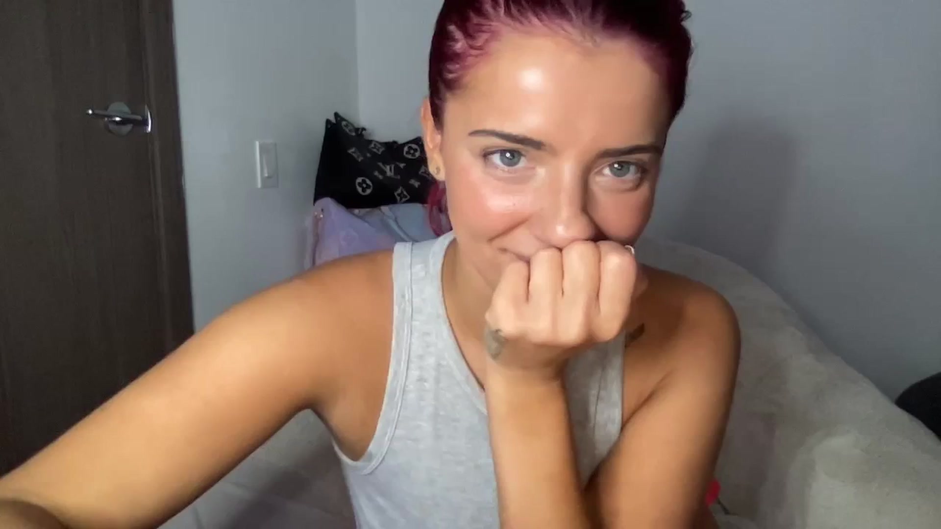Gallery image thumbnail from oxKRYSTALxo's myfreecams stream on, 09/26/2023, 02:42 image 10 of 20
