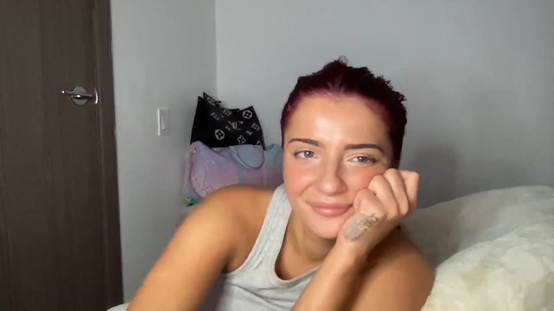 Gallery image thumbnail from oxKRYSTALxo's myfreecams stream on, 09/26/2023, 02:42 image 6 of 20