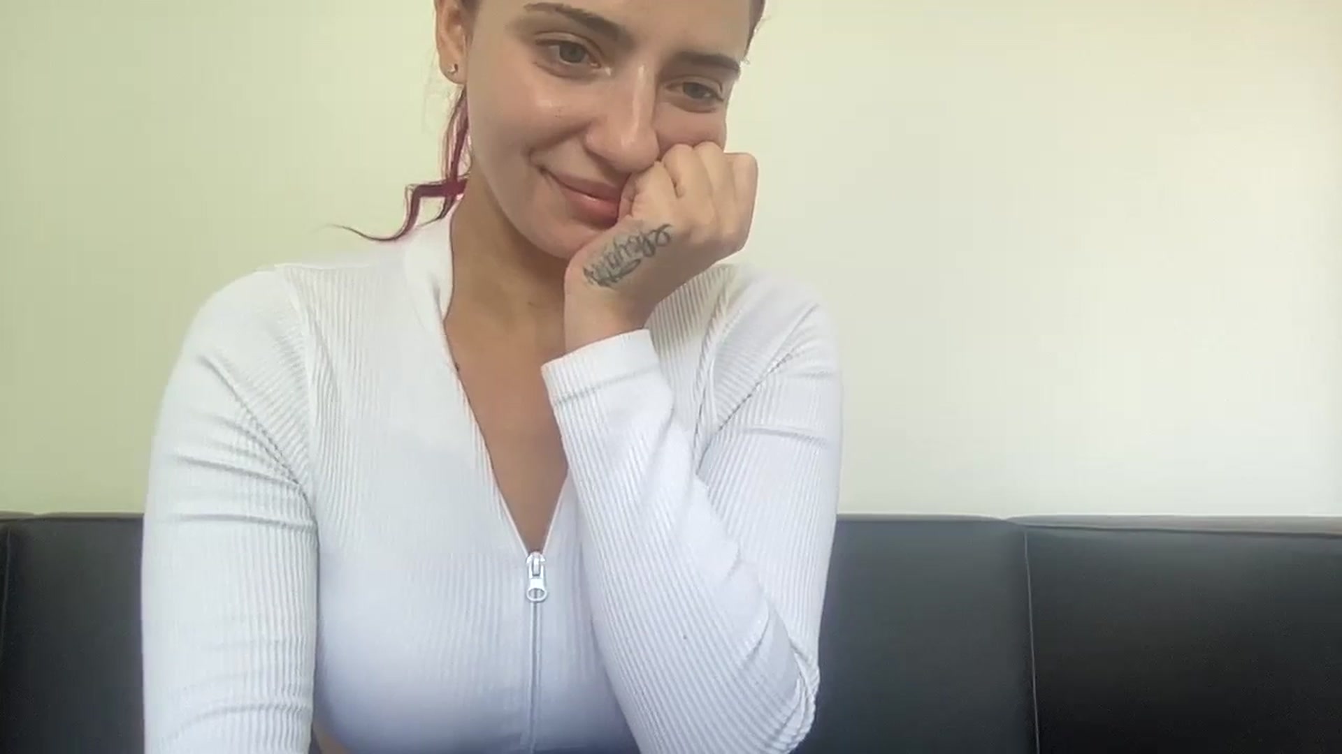 Gallery image thumbnail from oxKRYSTALxo's myfreecams stream on, 09/29/2023, 17:43 image 3 of 20