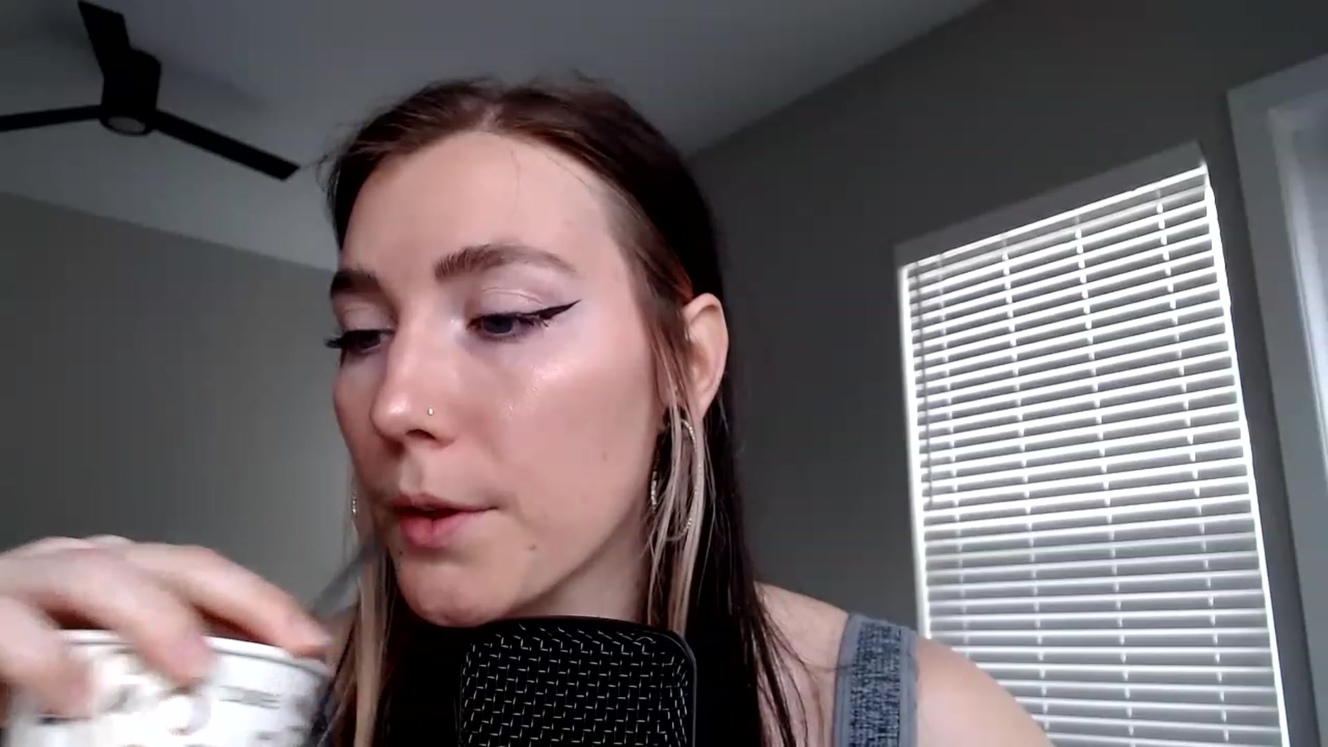 Gallery image thumbnail from p_alaska's myfreecams stream on, 03/10/2023, 16:33 image 15 of 20