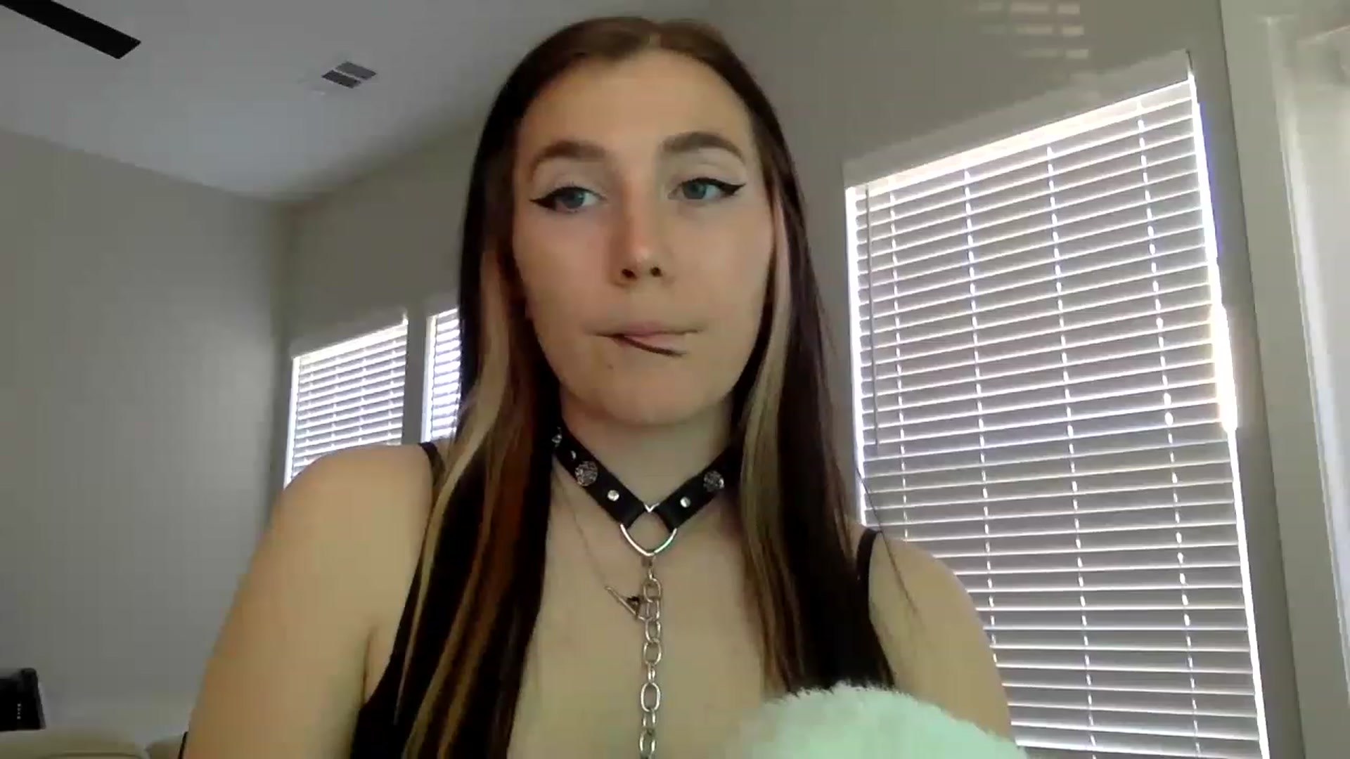 Gallery image thumbnail from p_alaska's myfreecams stream on, 03/15/2023, 14:49 image 8 of 20