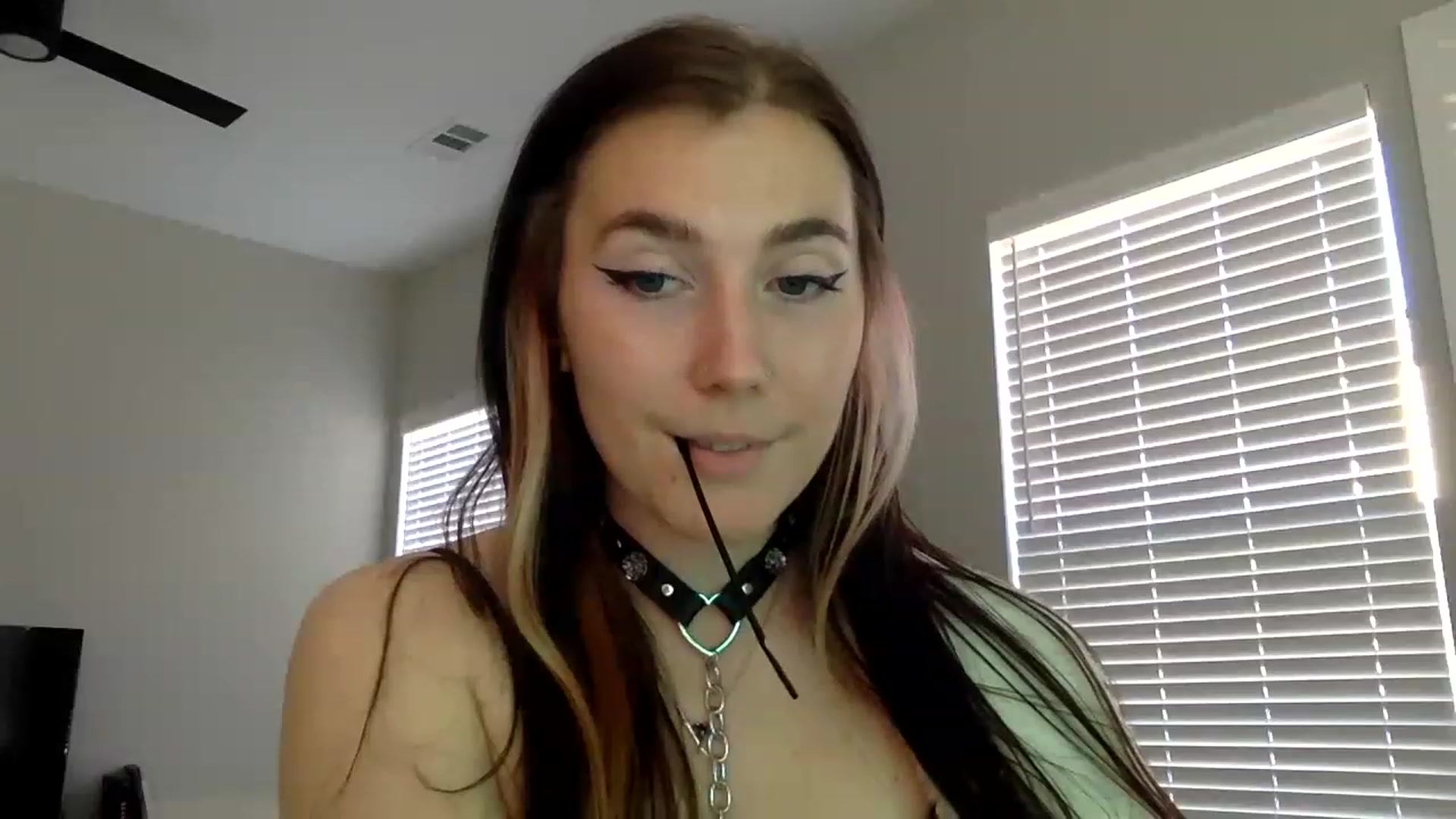 Gallery image thumbnail from p_alaska's myfreecams stream on, 03/15/2023, 14:49 image 13 of 20