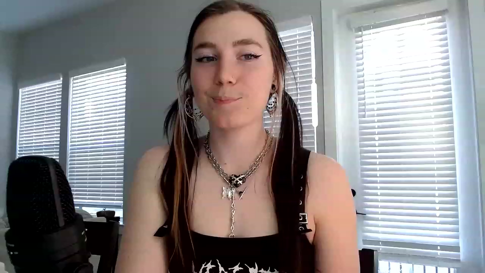 Gallery image thumbnail from p_alaska's myfreecams stream on, 03/21/2023, 13:29 image 11 of 20