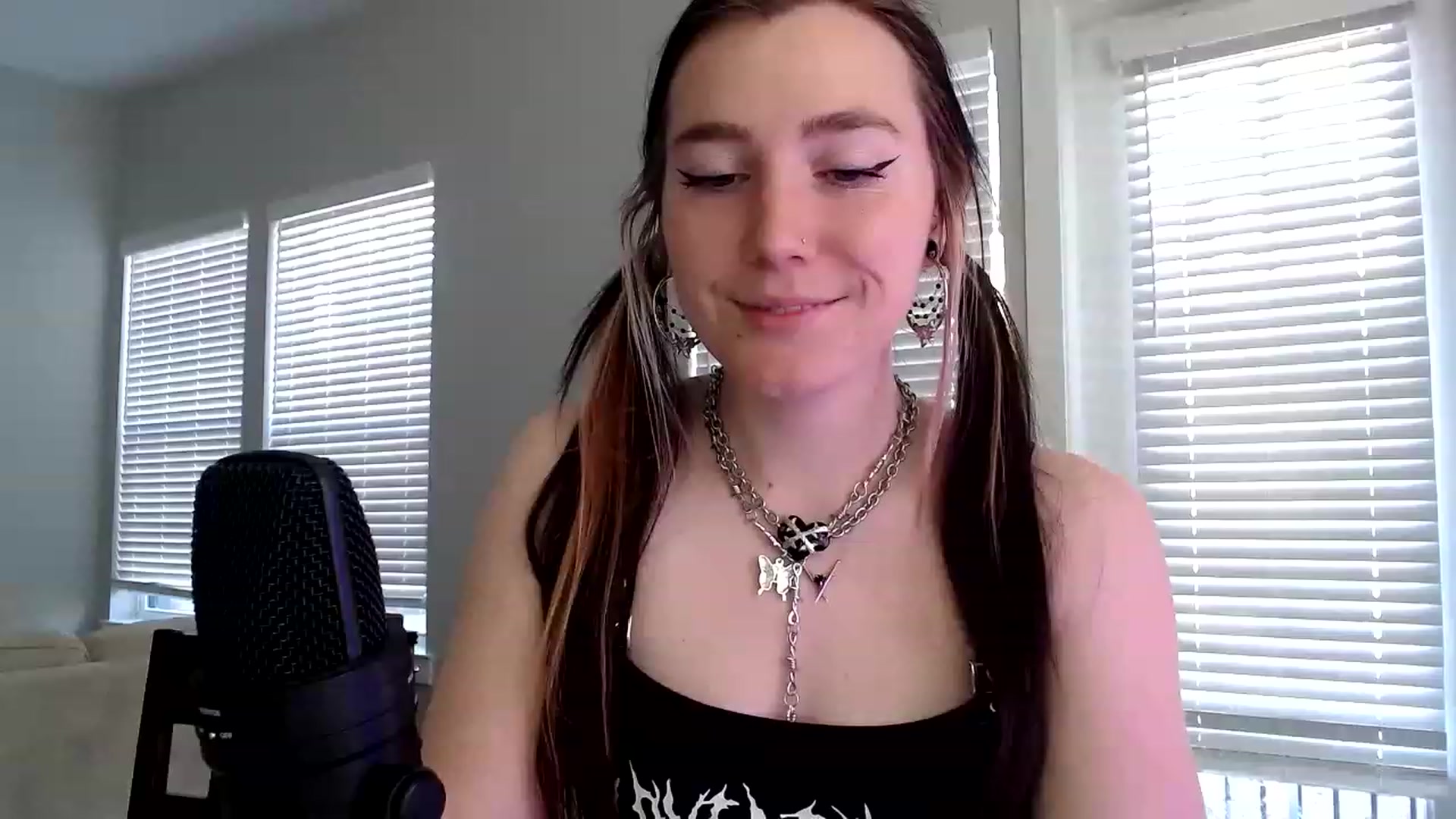 Gallery image thumbnail from p_alaska's myfreecams stream on, 03/21/2023, 13:29 image 4 of 20