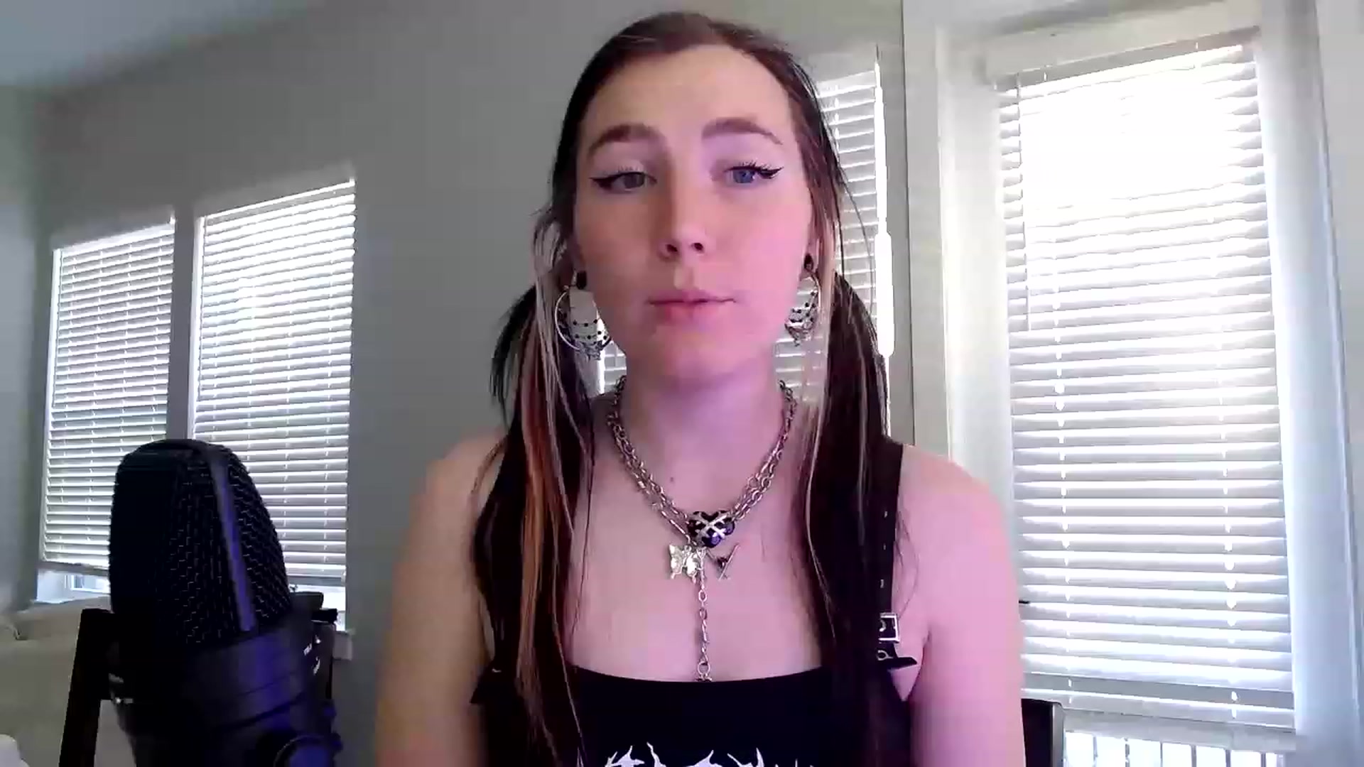 Gallery image thumbnail from p_alaska's myfreecams stream on, 03/21/2023, 13:29 image 12 of 20