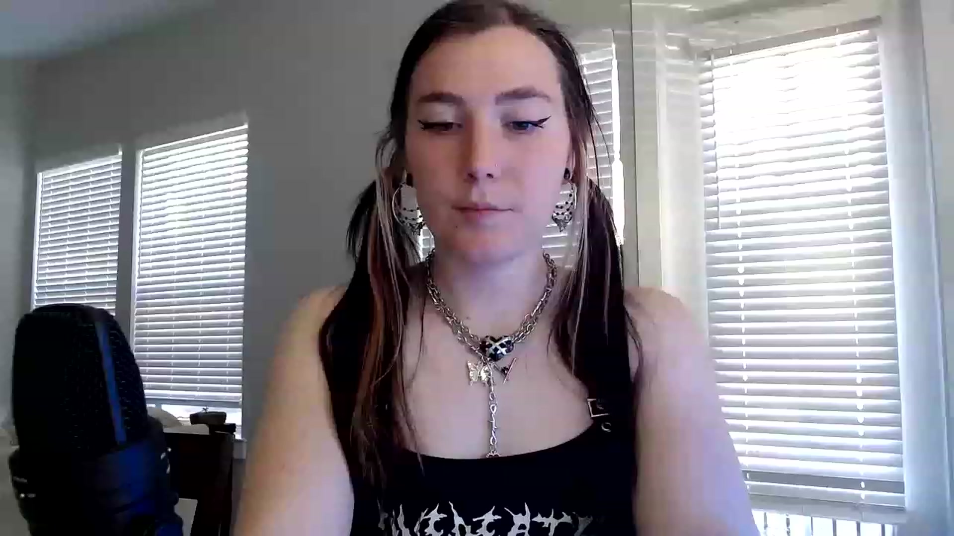 Gallery image thumbnail from p_alaska's myfreecams stream on, 03/21/2023, 13:29 image 9 of 20