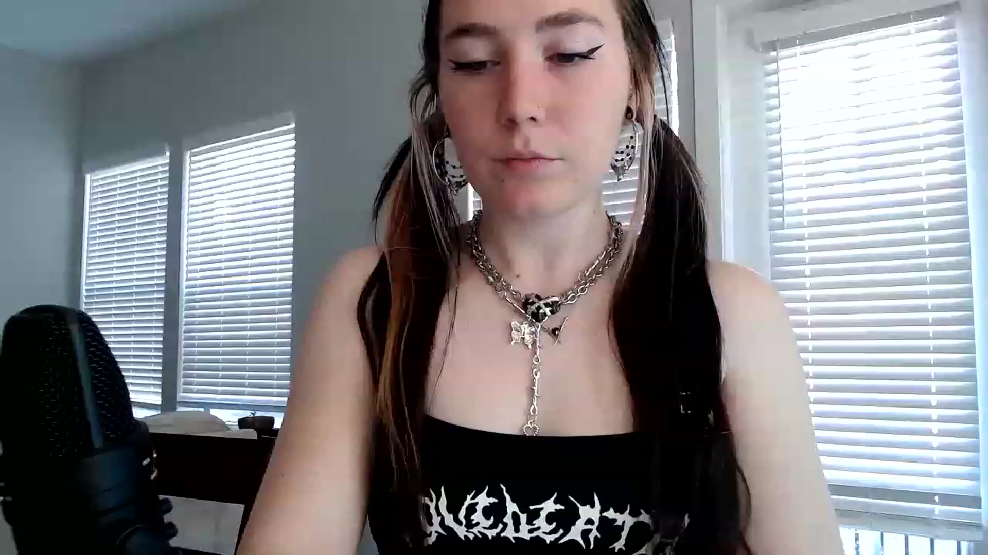 Gallery image thumbnail from p_alaska's myfreecams stream on, 03/21/2023, 13:29 image 2 of 20