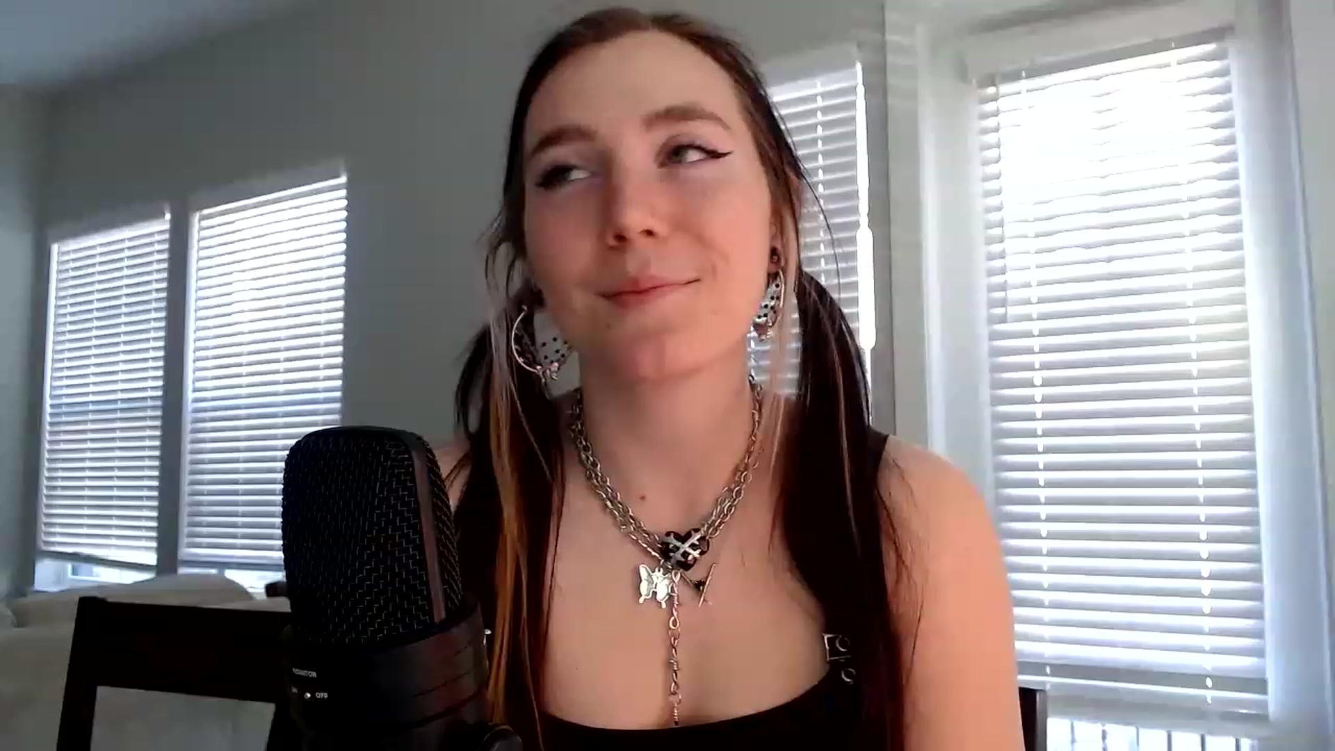 Gallery image thumbnail from p_alaska's myfreecams stream on, 03/21/2023, 13:29 image 15 of 20