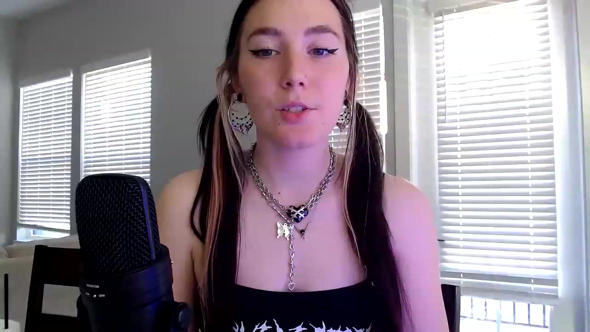 Gallery image thumbnail from p_alaska's myfreecams stream on, 03/21/2023, 13:29 image 20 of 20