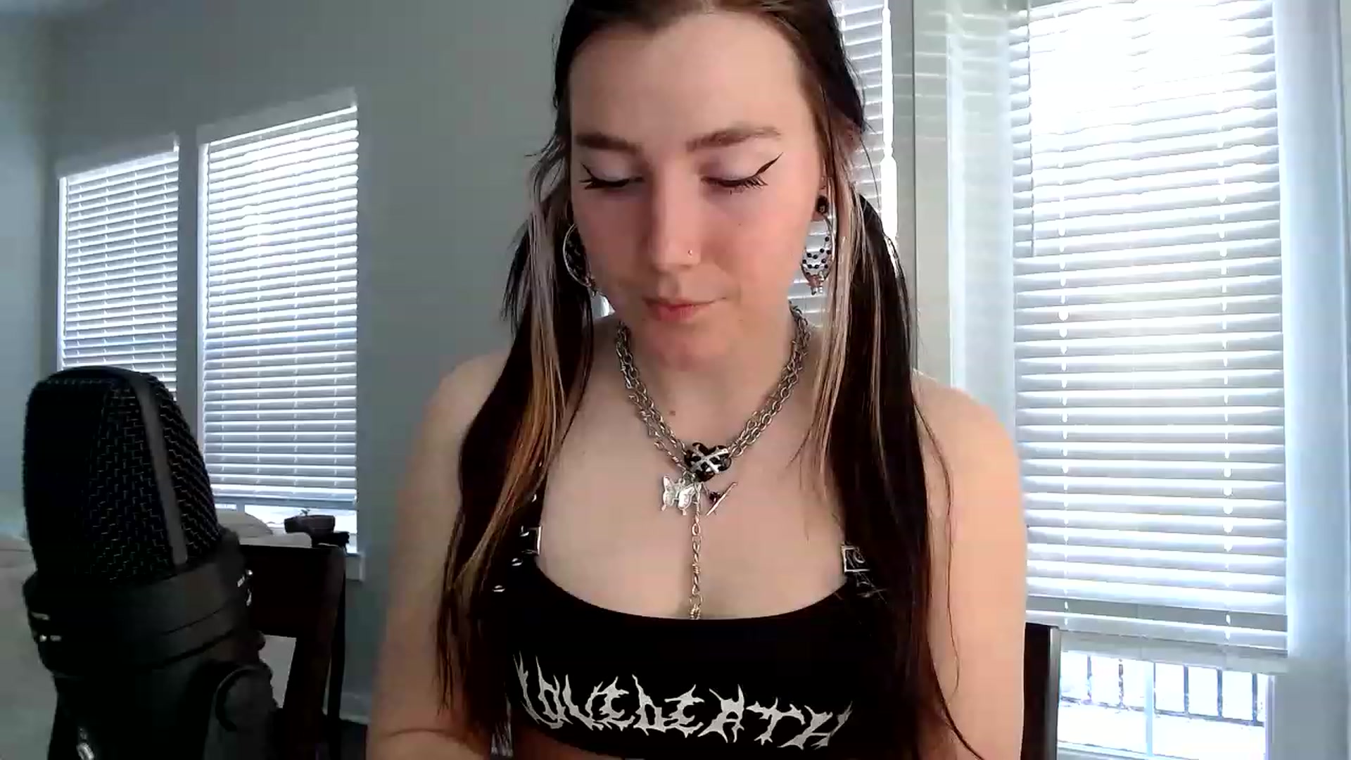 Gallery image thumbnail from p_alaska's myfreecams stream on, 03/21/2023, 13:29 image 7 of 20