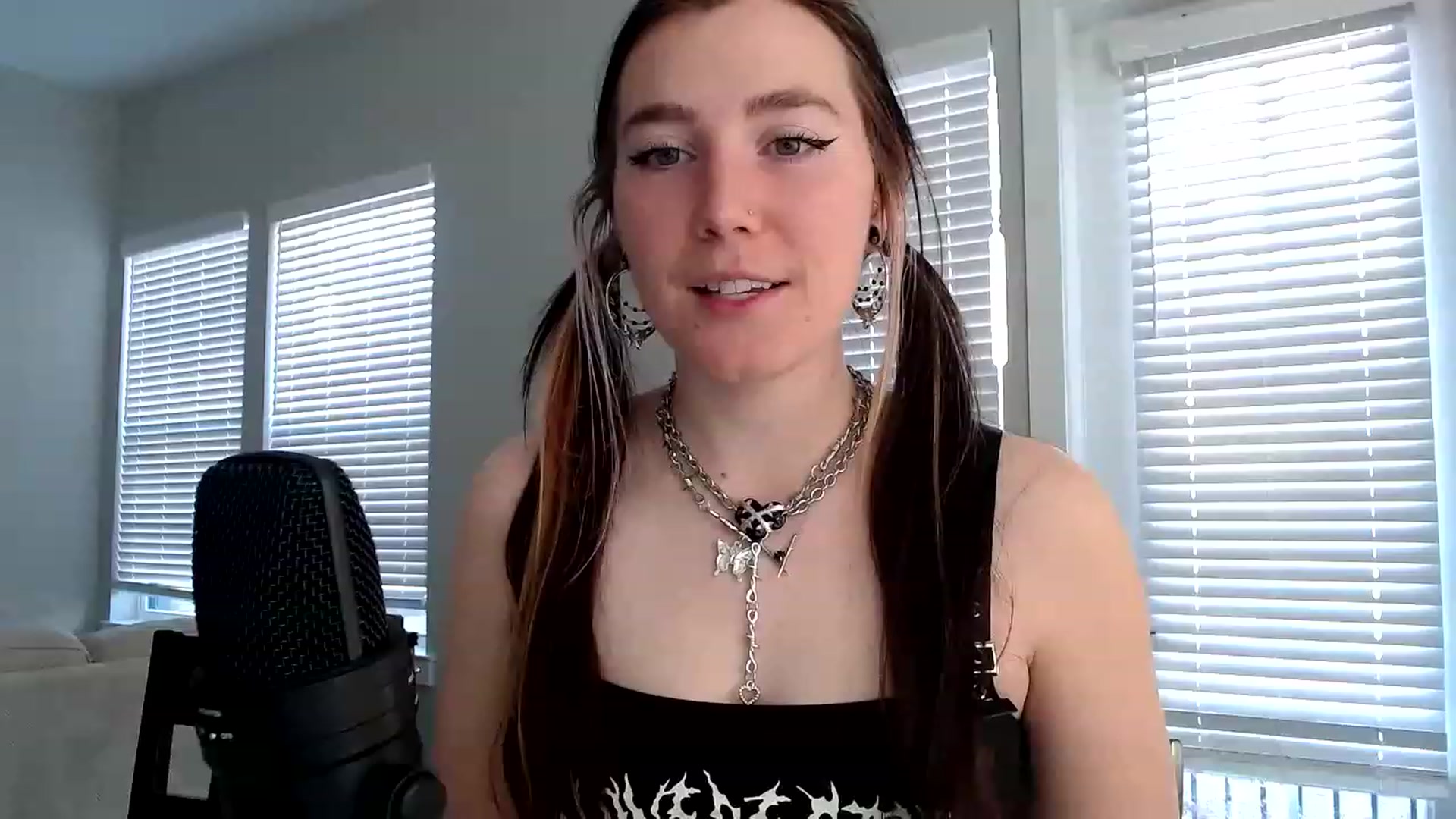 Gallery image thumbnail from p_alaska's myfreecams stream on, 03/21/2023, 13:29 image 3 of 20