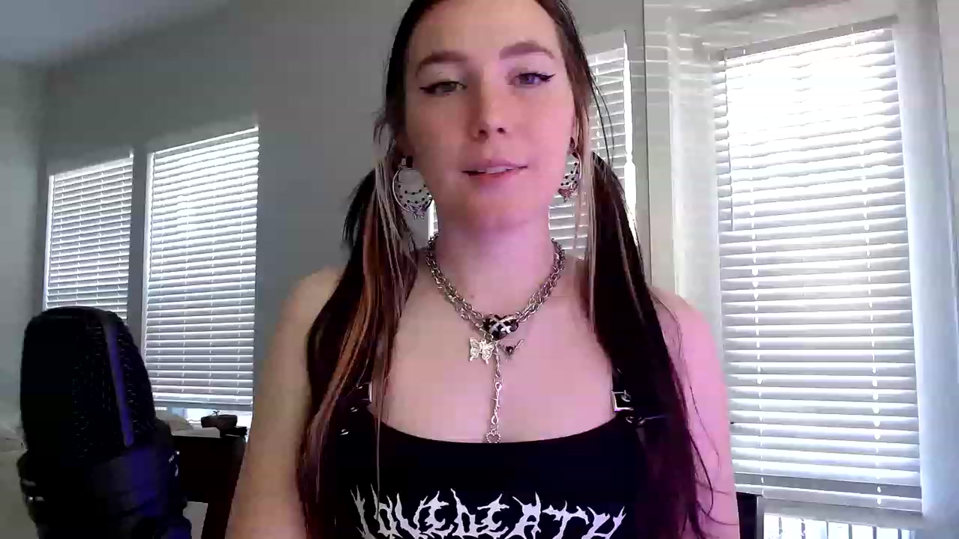Gallery image thumbnail from p_alaska's myfreecams stream on, 03/21/2023, 13:29 image 8 of 20