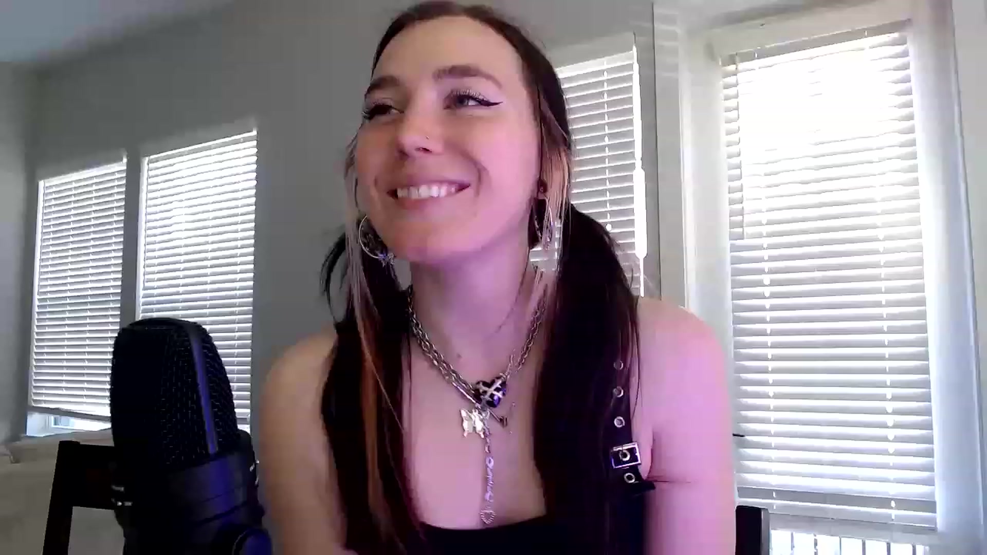 Gallery image thumbnail from p_alaska's myfreecams stream on, 03/21/2023, 13:29 image 16 of 20