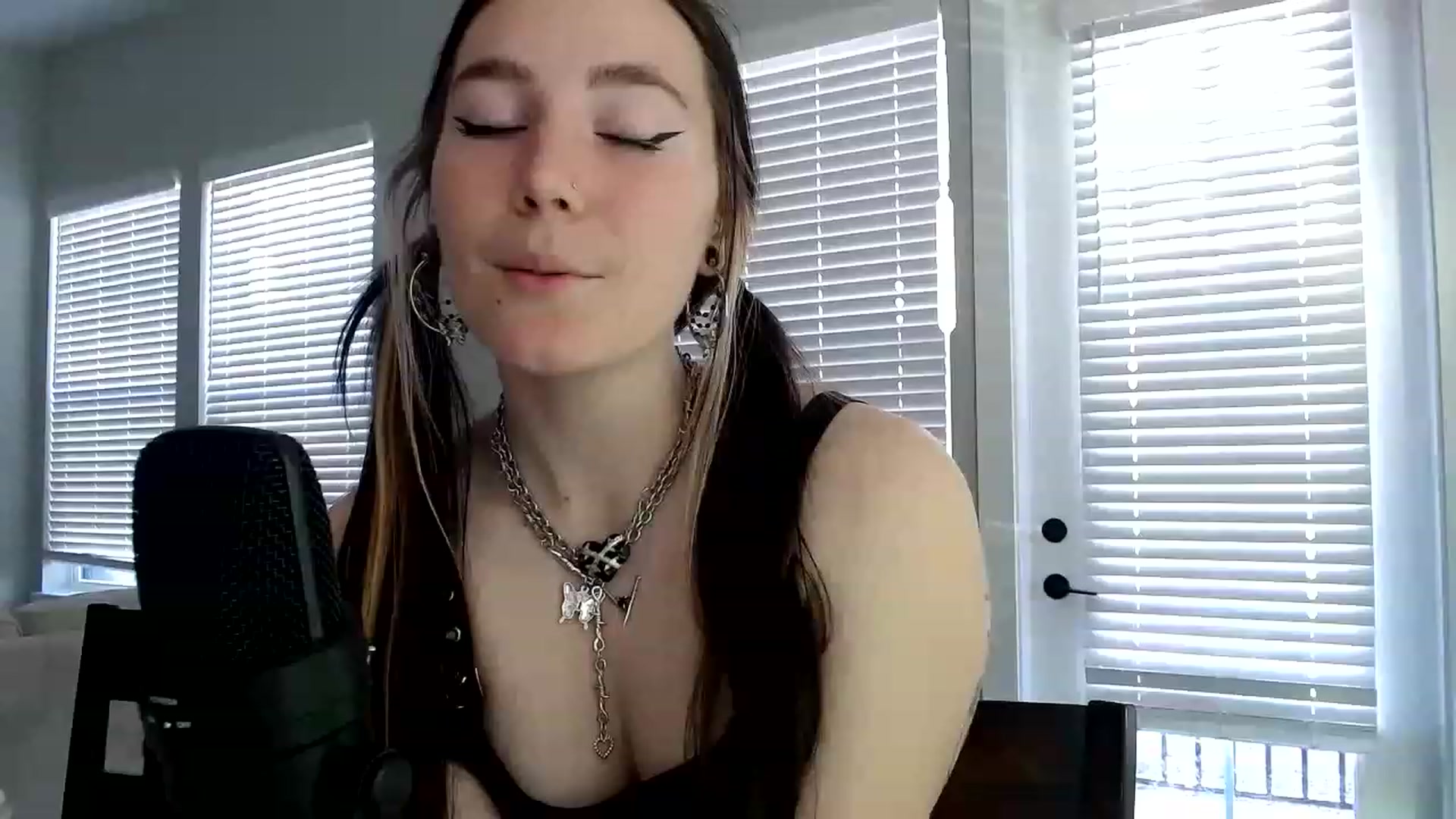 Gallery image thumbnail from p_alaska's myfreecams stream on, 03/21/2023, 13:29 image 18 of 20