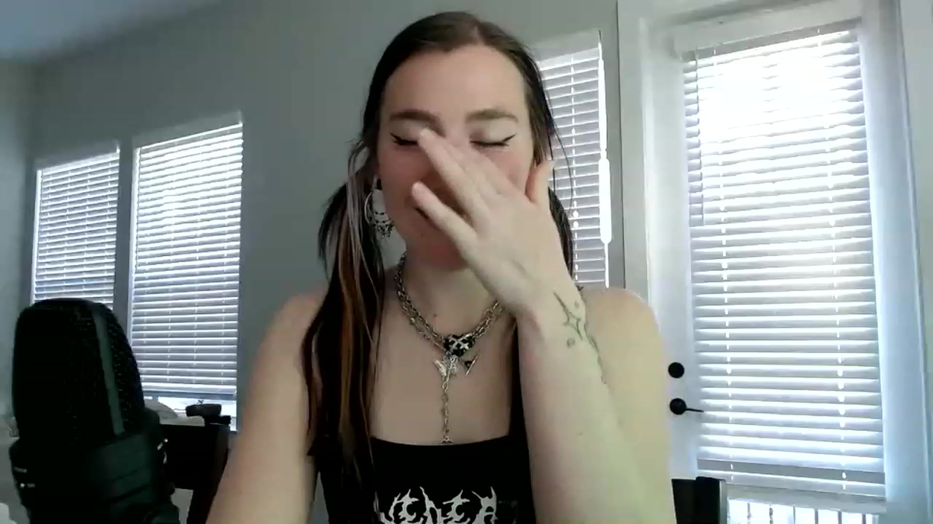 Gallery image thumbnail from p_alaska's myfreecams stream on, 03/21/2023, 13:29 image 10 of 20