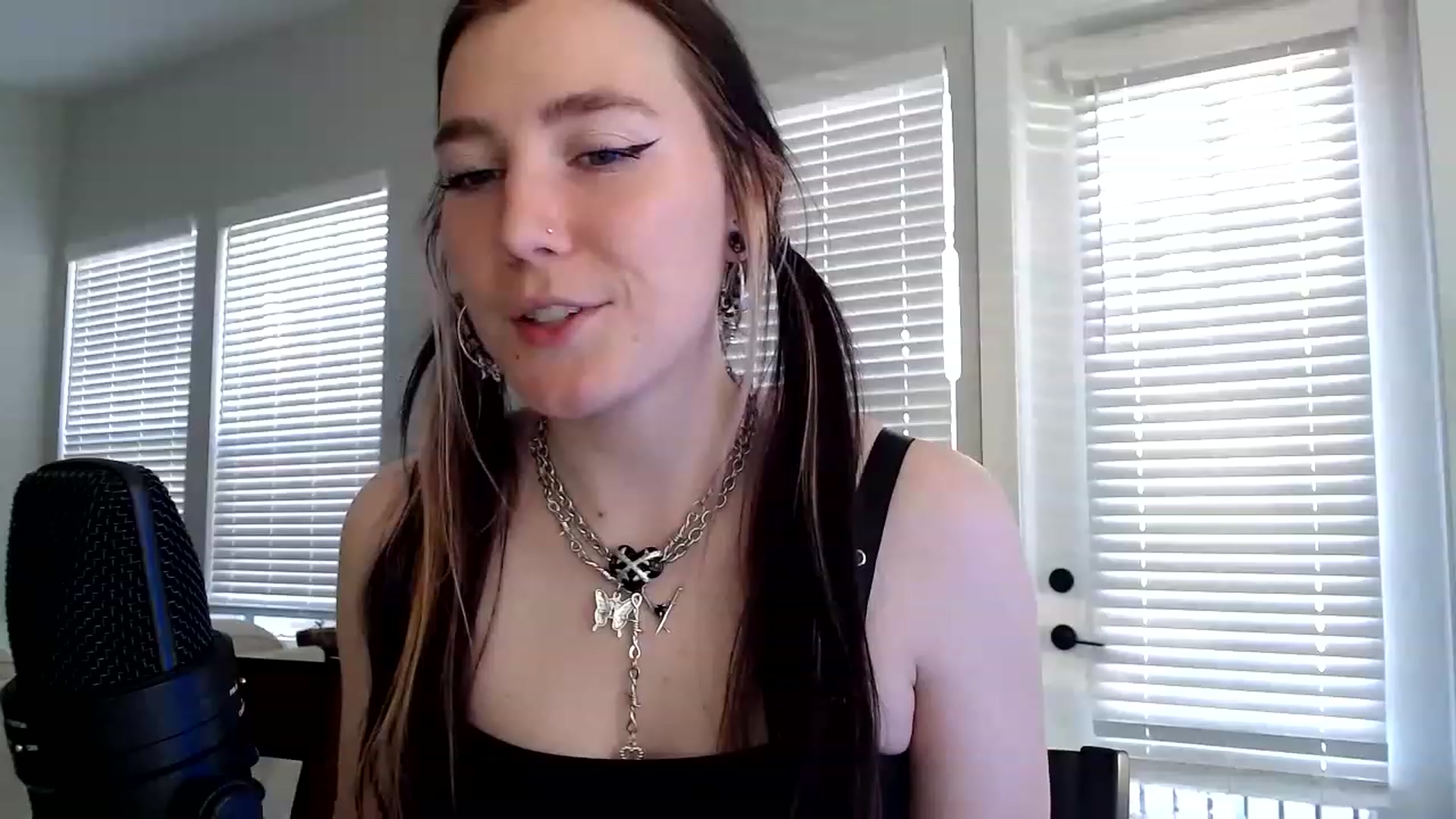 Gallery image thumbnail from p_alaska's myfreecams stream on, 03/21/2023, 13:29 image 5 of 20