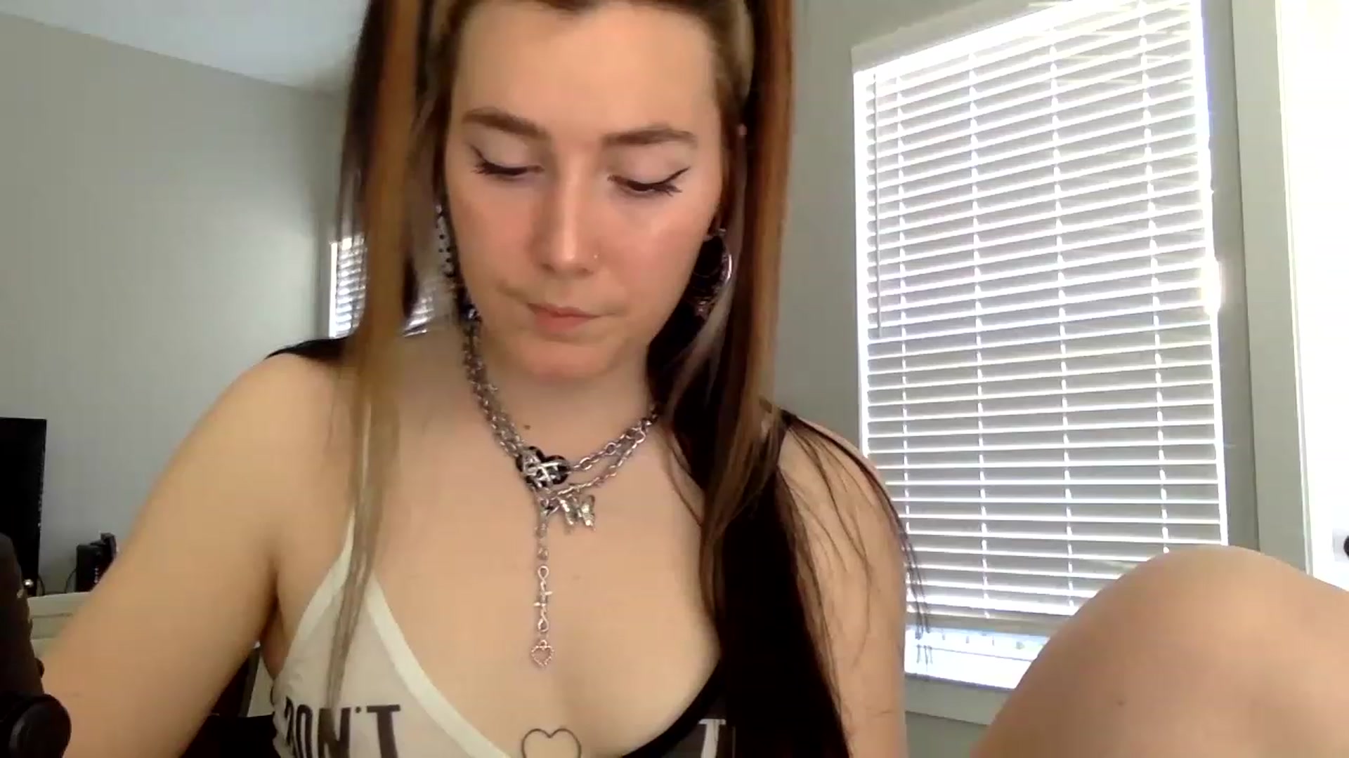 Gallery image thumbnail from p_alaska's myfreecams stream on, 03/24/2023, 14:18 image 10 of 20