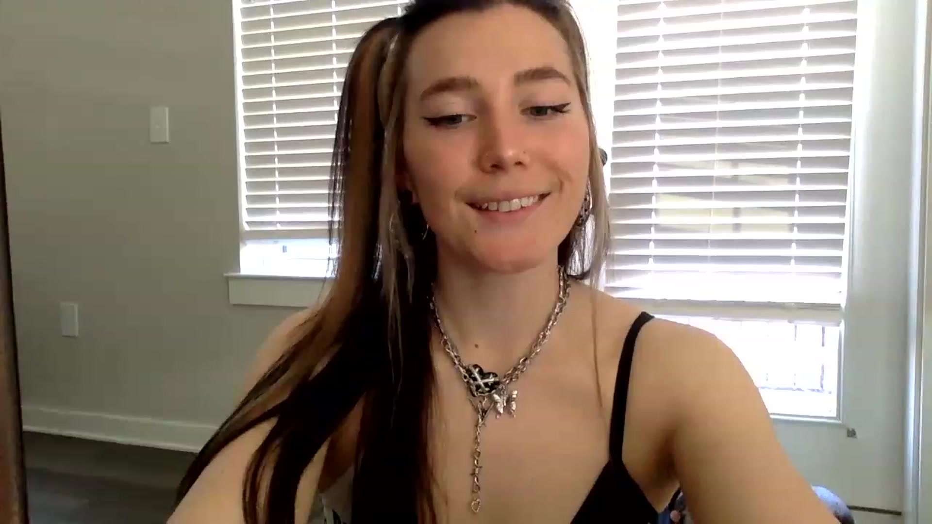 Gallery image thumbnail from p_alaska's myfreecams stream on, 03/24/2023, 14:18 image 18 of 20