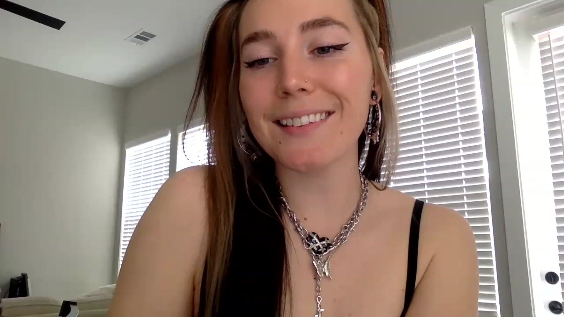Gallery image thumbnail from p_alaska's myfreecams stream on, 03/24/2023, 15:40 image 9 of 20