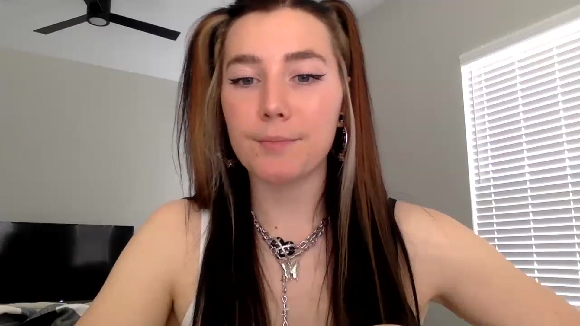 Gallery image thumbnail from p_alaska's myfreecams stream on, 03/24/2023, 15:40 image 14 of 20