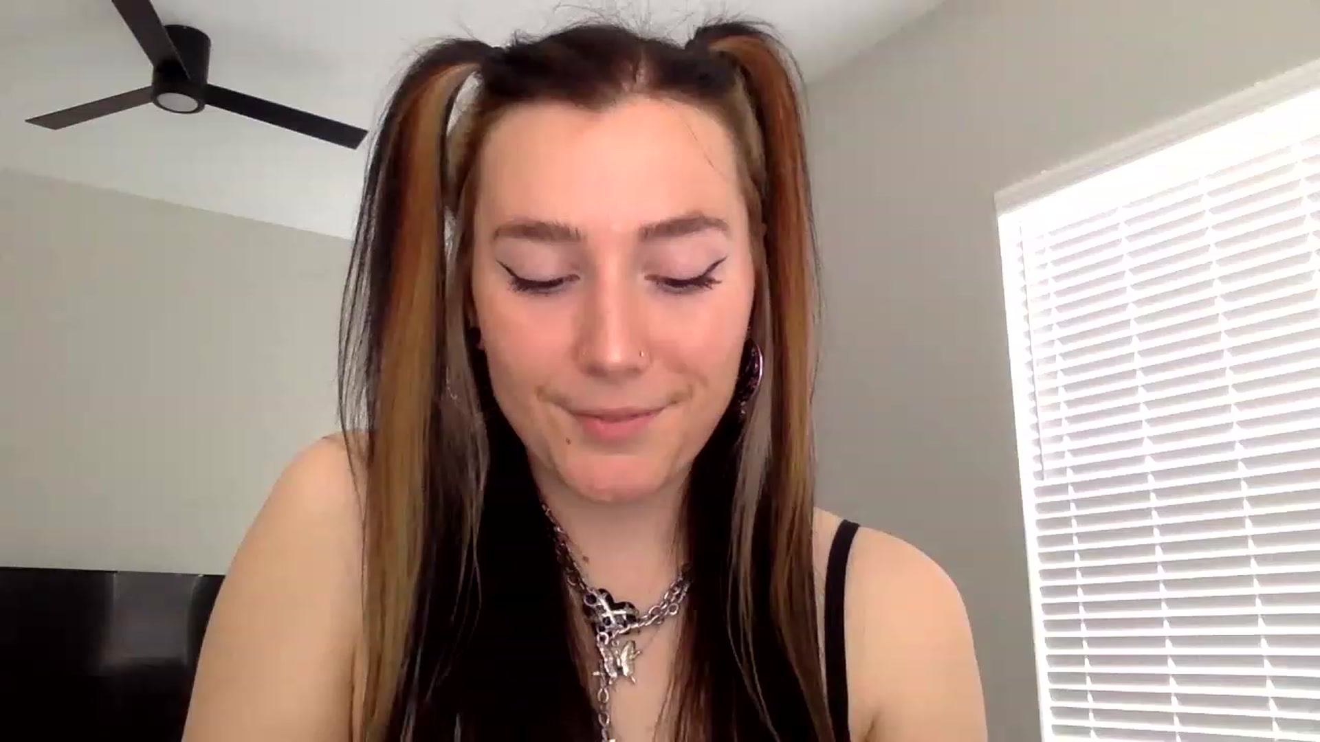 Gallery image thumbnail from p_alaska's myfreecams stream on, 03/24/2023, 15:40 image 2 of 20