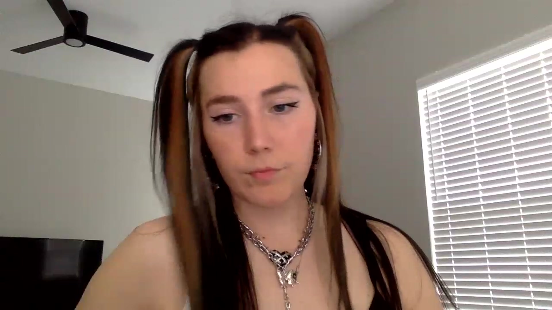 Gallery image thumbnail from p_alaska's myfreecams stream on, 03/24/2023, 15:40 image 4 of 20