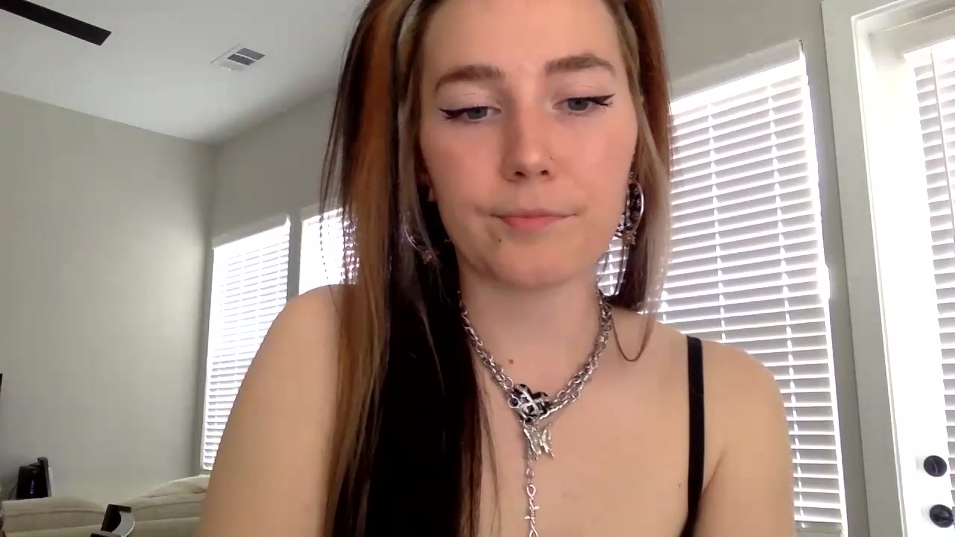 Gallery image thumbnail from p_alaska's myfreecams stream on, 03/24/2023, 15:40 image 10 of 20