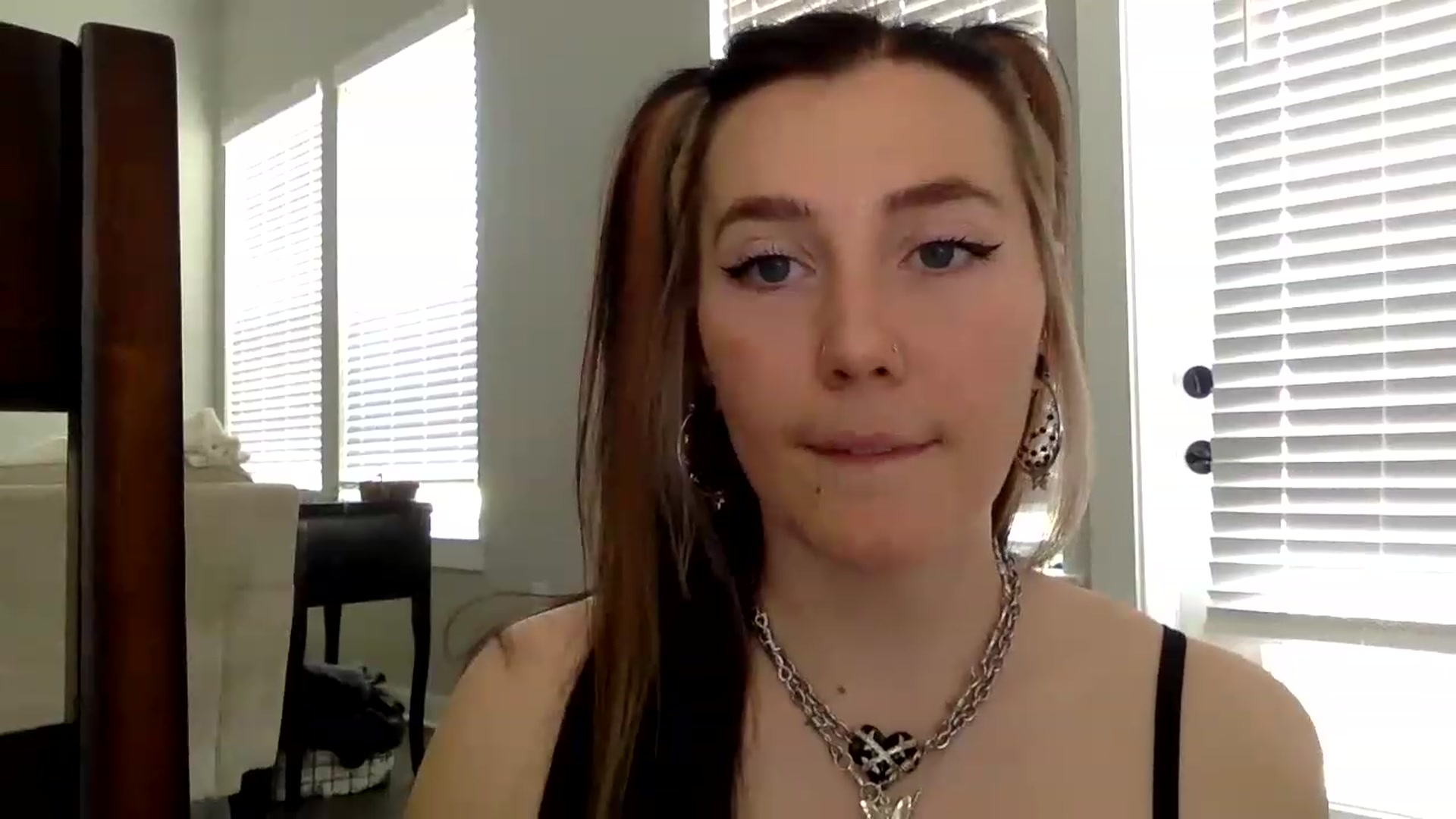 Gallery image thumbnail from p_alaska's myfreecams stream on, 03/24/2023, 15:40 image 7 of 20