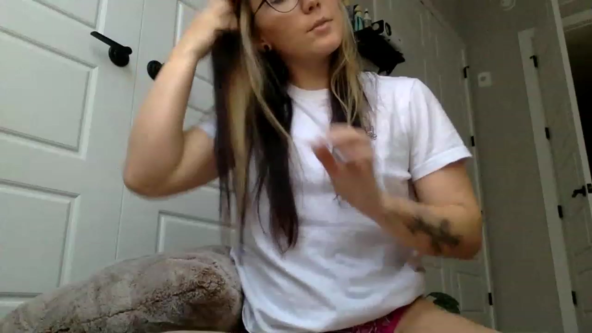 Gallery image thumbnail from p_alaska's myfreecams stream on, 06/02/2023, 14:08 image 6 of 20