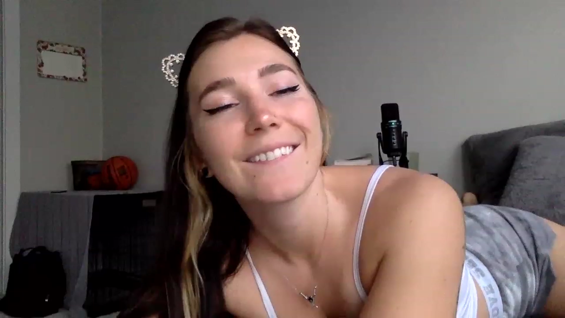 Gallery image thumbnail from p_alaska's myfreecams stream on, 07/10/2023, 13:26 image 8 of 20