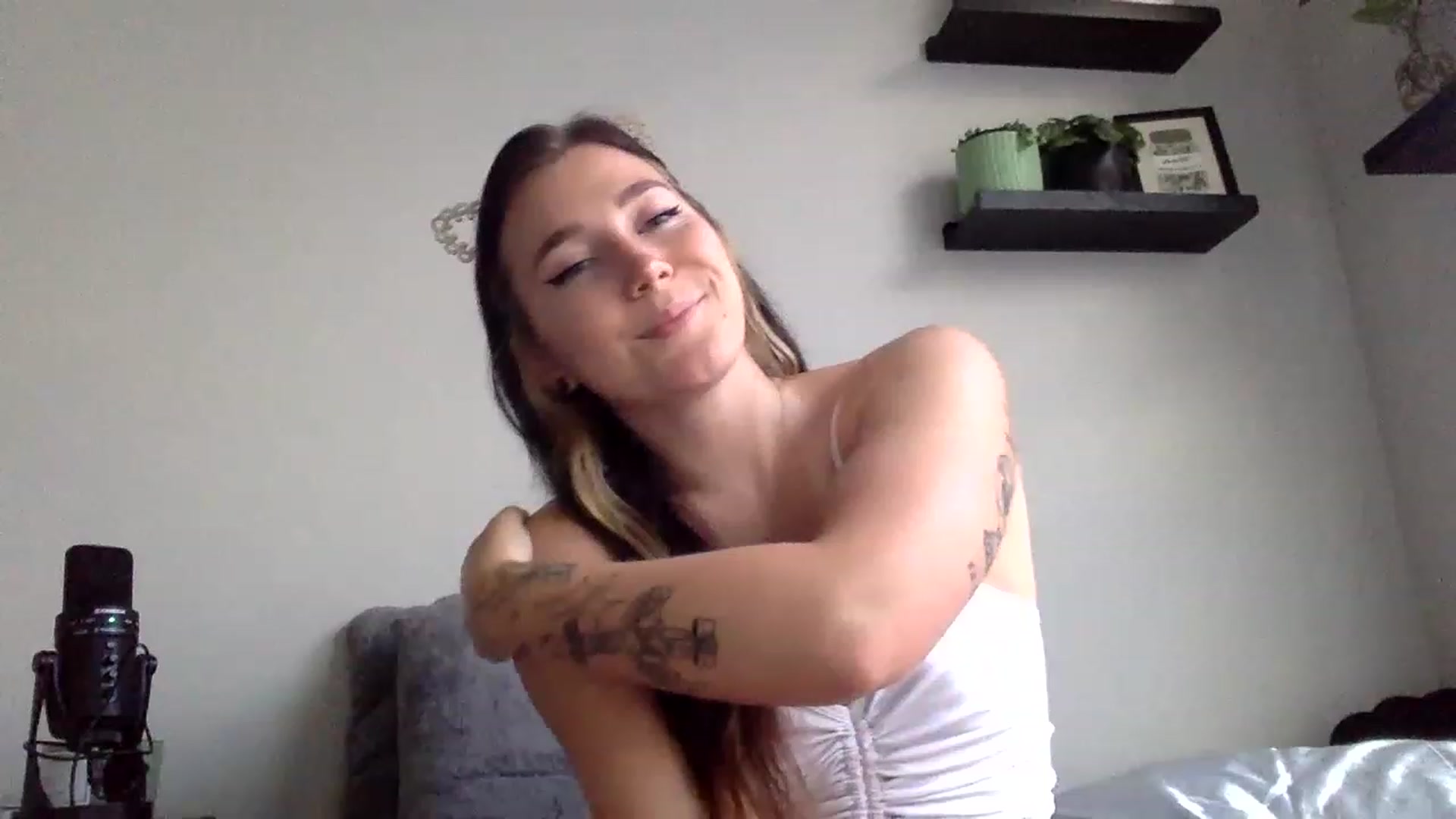 Gallery image thumbnail from p_alaska's myfreecams stream on, 07/10/2023, 13:26 image 1 of 20