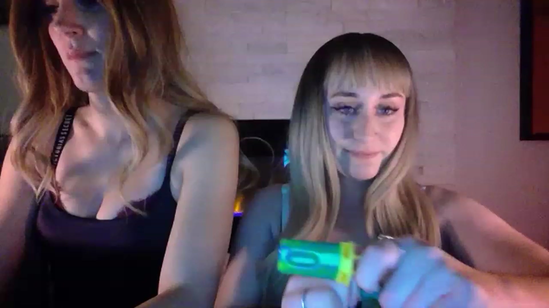 Gallery image thumbnail from pageminie's myfreecams stream on, 12/22/2022, 04:53 image 5 of 20