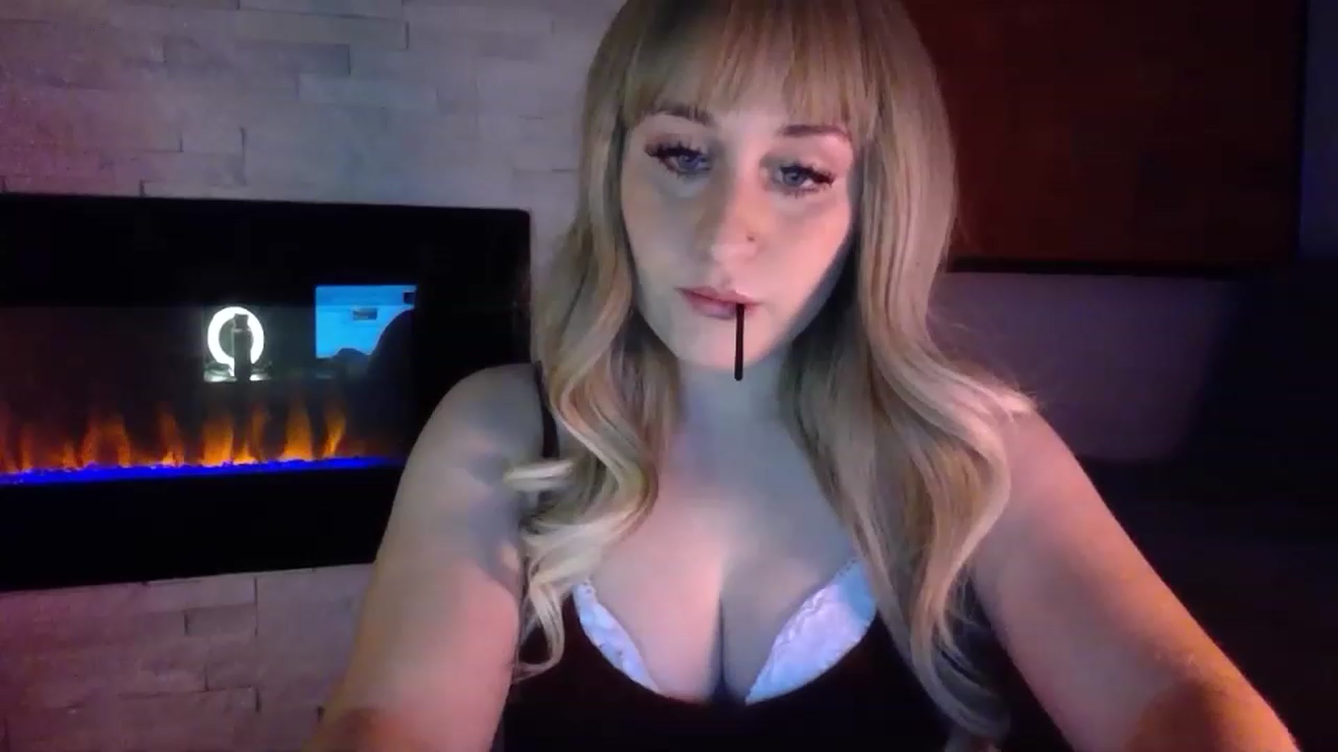 Gallery image thumbnail from pageminie's myfreecams stream on, 01/05/2023, 24:40 image 5 of 20