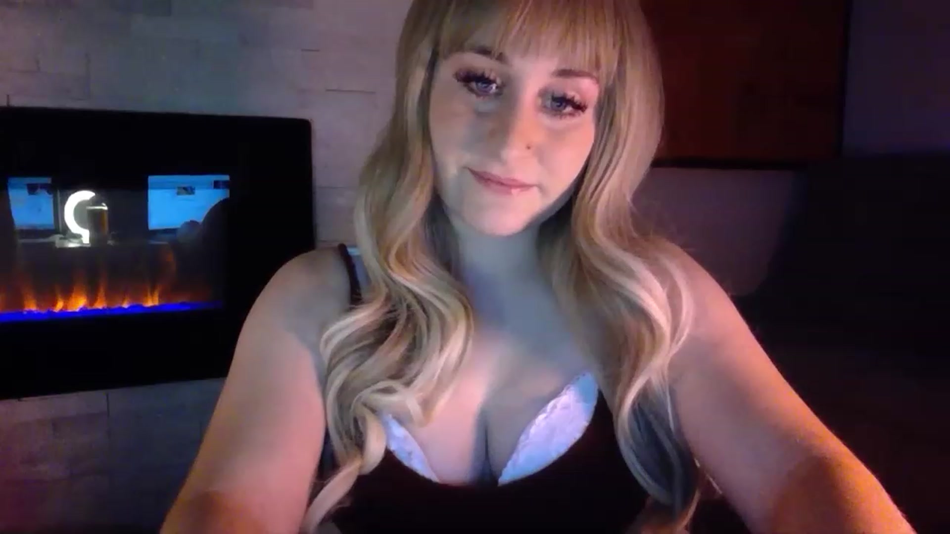 Gallery image thumbnail from pageminie's myfreecams stream on, 01/05/2023, 24:40 image 10 of 20