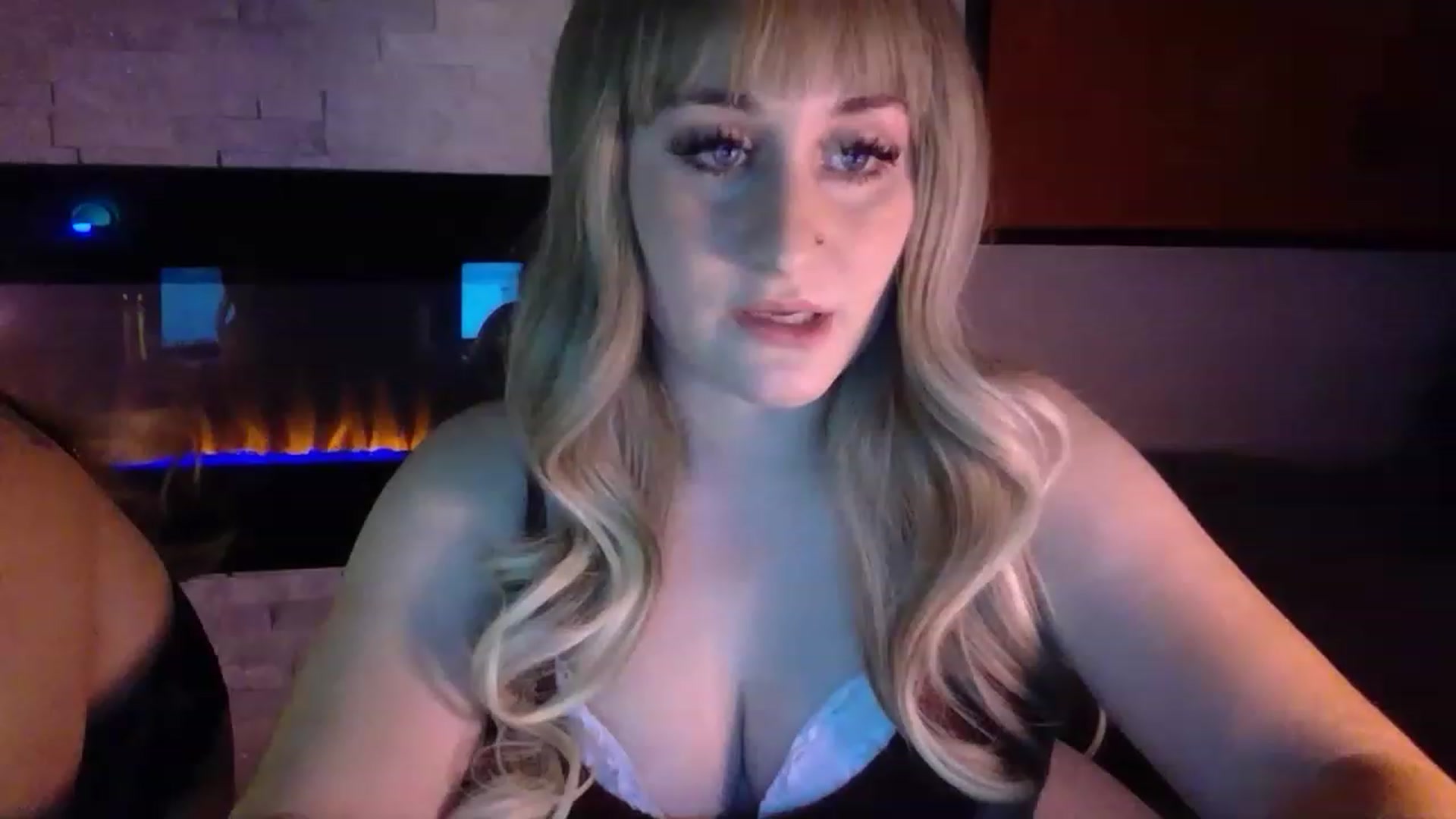 Gallery image thumbnail from pageminie's myfreecams stream on, 01/05/2023, 24:40 image 17 of 20