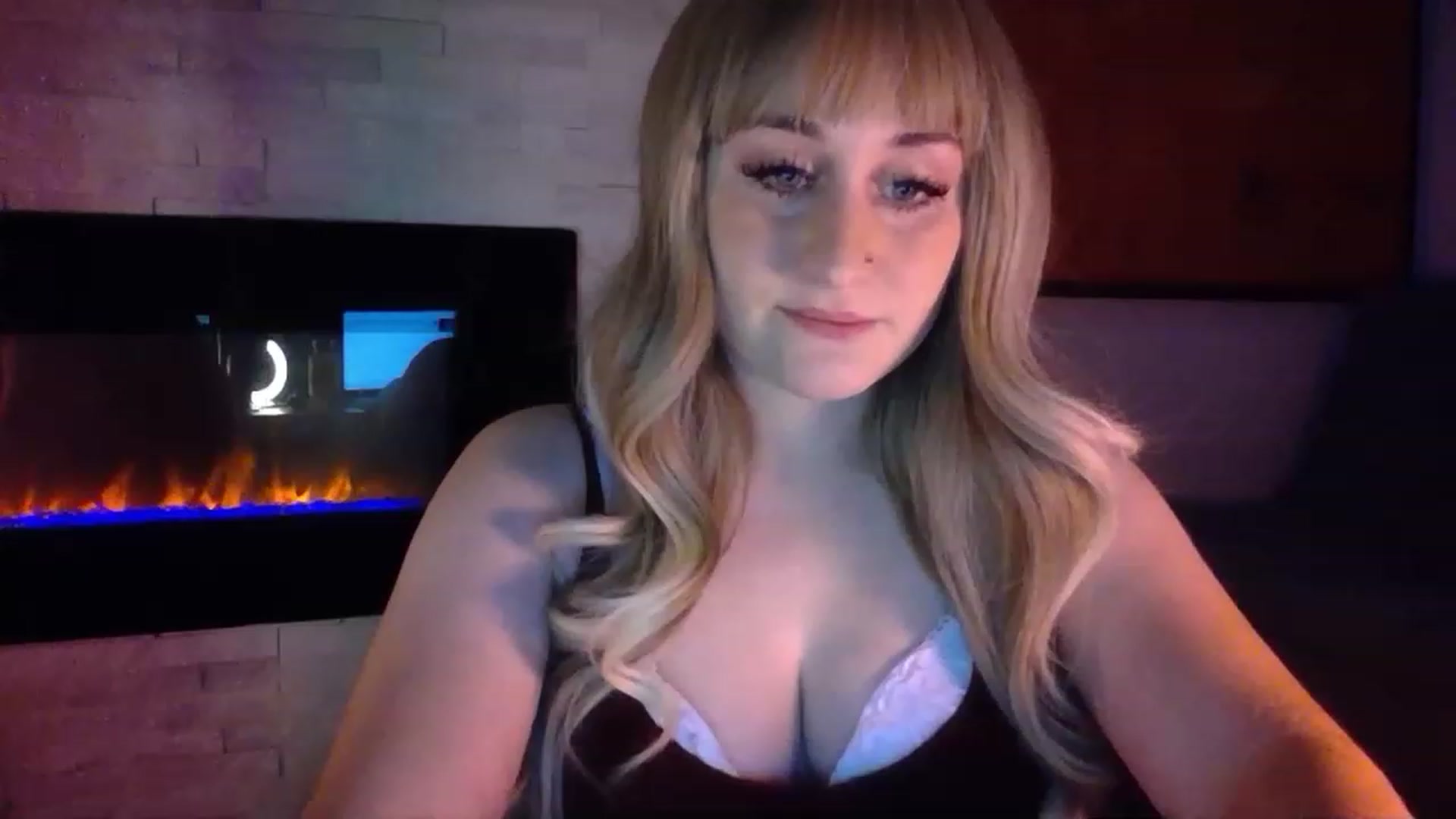 Gallery image thumbnail from pageminie's myfreecams stream on, 01/05/2023, 24:40 image 6 of 20