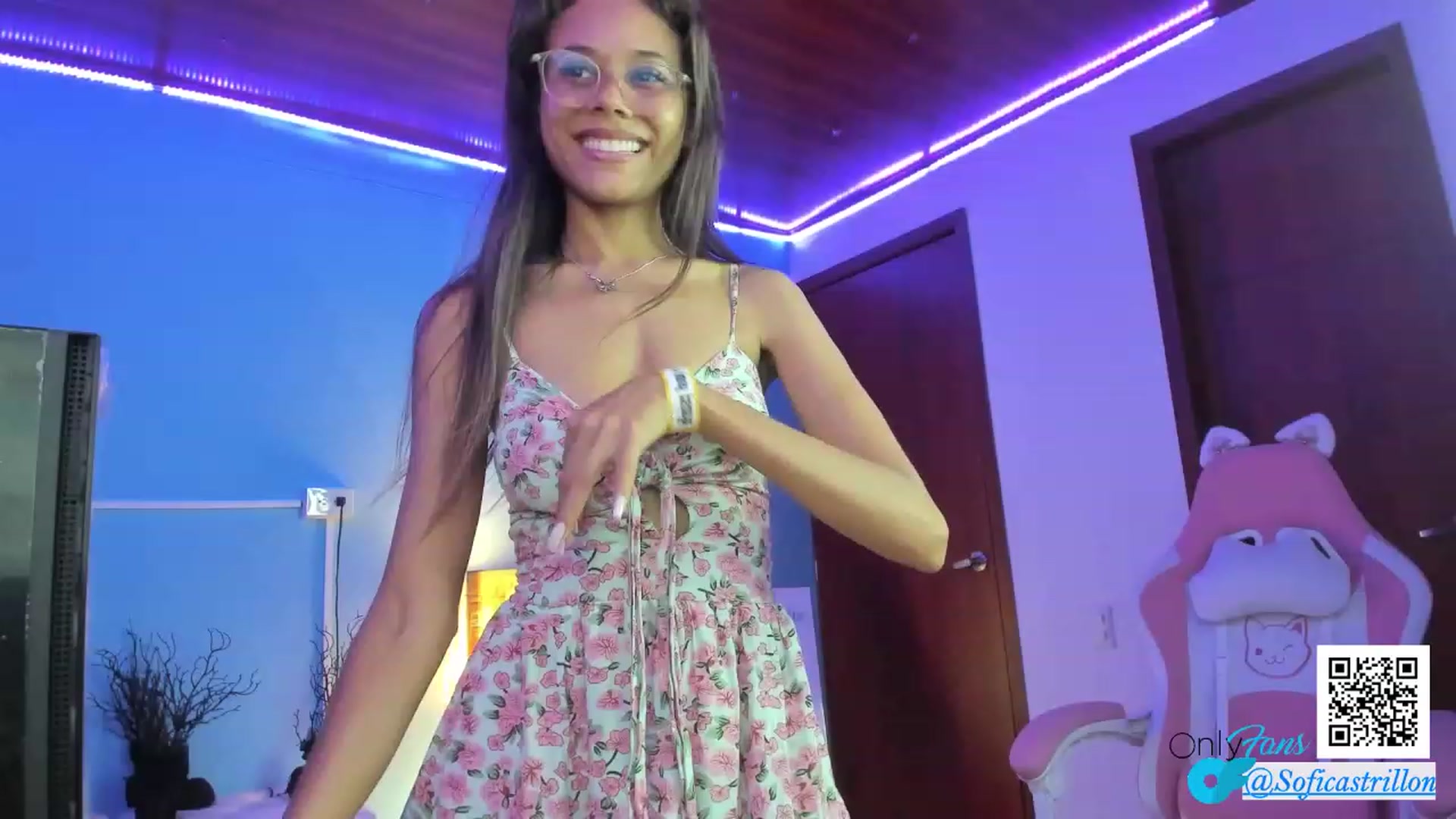 Gallery image thumbnail from pamela_land's myfreecams stream on, 11/10/2023, 24:35 image 7 of 20