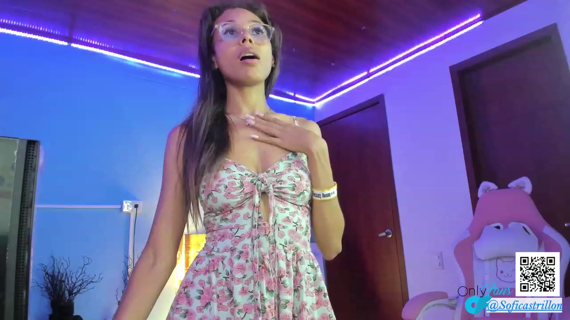 Gallery image thumbnail from pamela_land's myfreecams stream on, 11/10/2023, 01:11 image 3 of 20