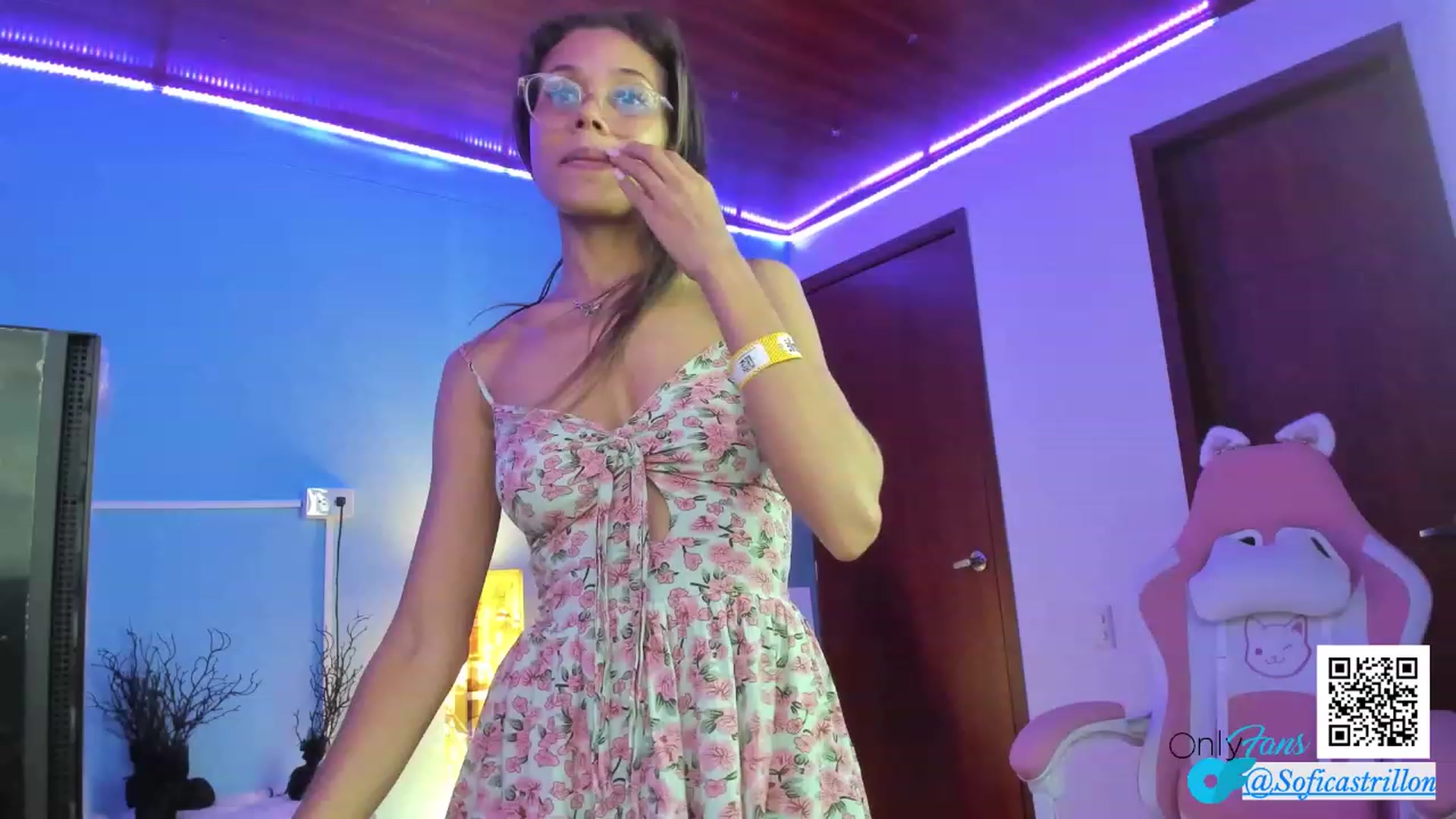 Gallery image thumbnail from pamela_land's myfreecams stream on, 11/10/2023, 01:11 image 8 of 20