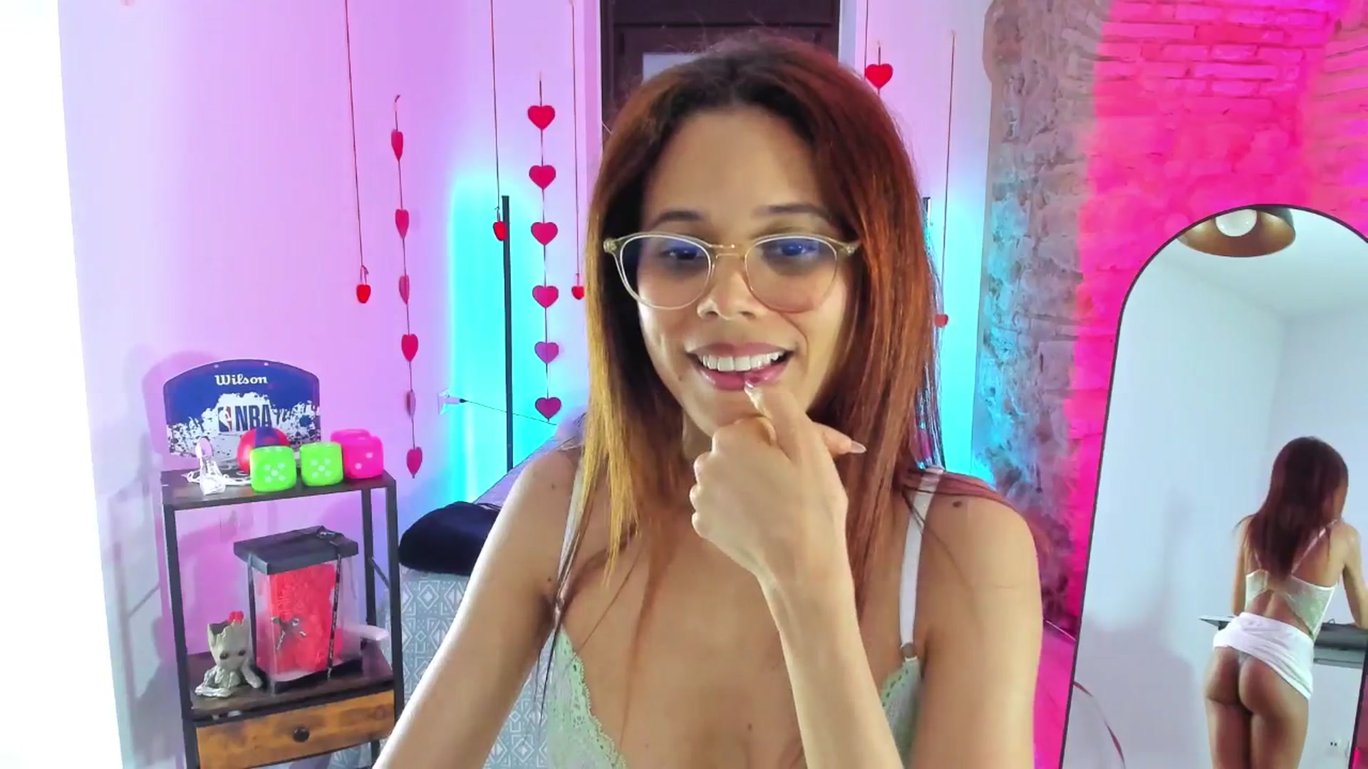 Gallery image thumbnail from pamela_land's myfreecams stream on, 05/18/2025, 07:30 image 2 of 20