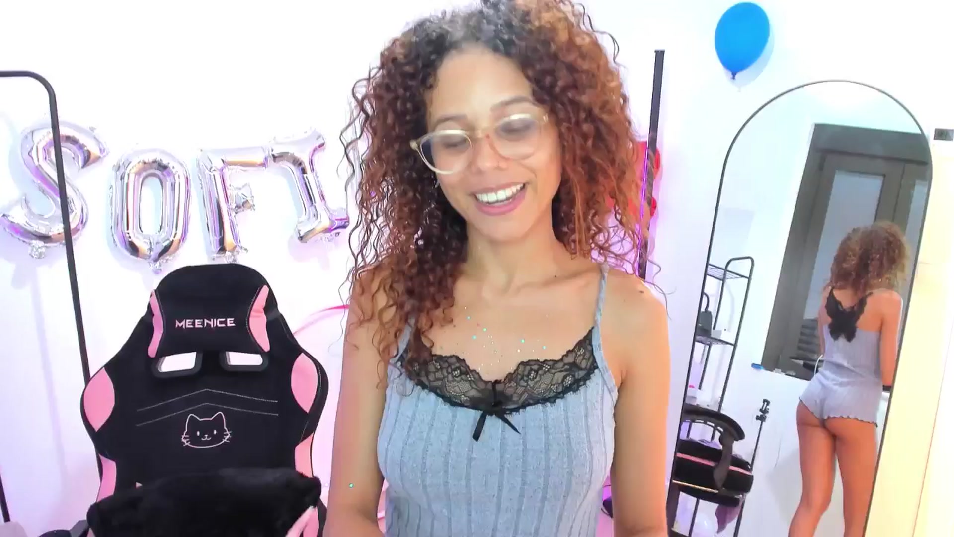 Gallery image thumbnail from pamela_land's myfreecams stream on, 08/17/2025, 13:39 image 17 of 20