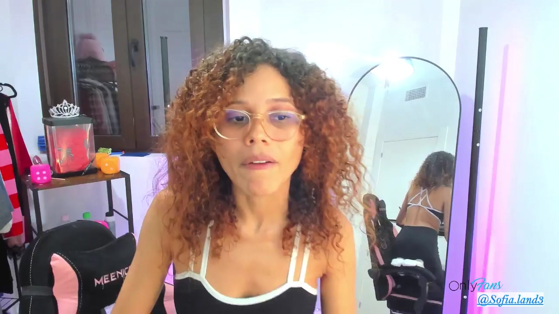 Gallery image thumbnail from pamela_land's myfreecams stream on, 11/10/2025, 19:09 image 8 of 20