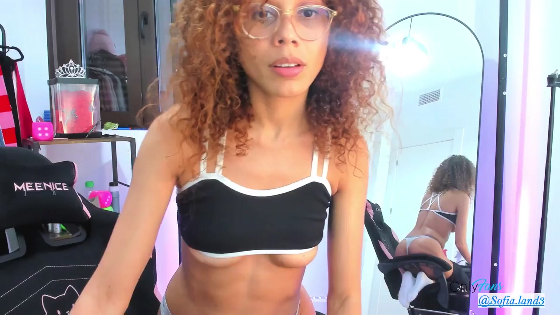 Gallery image thumbnail from pamela_land's myfreecams stream on, 11/10/2025, 21:33 image 15 of 20