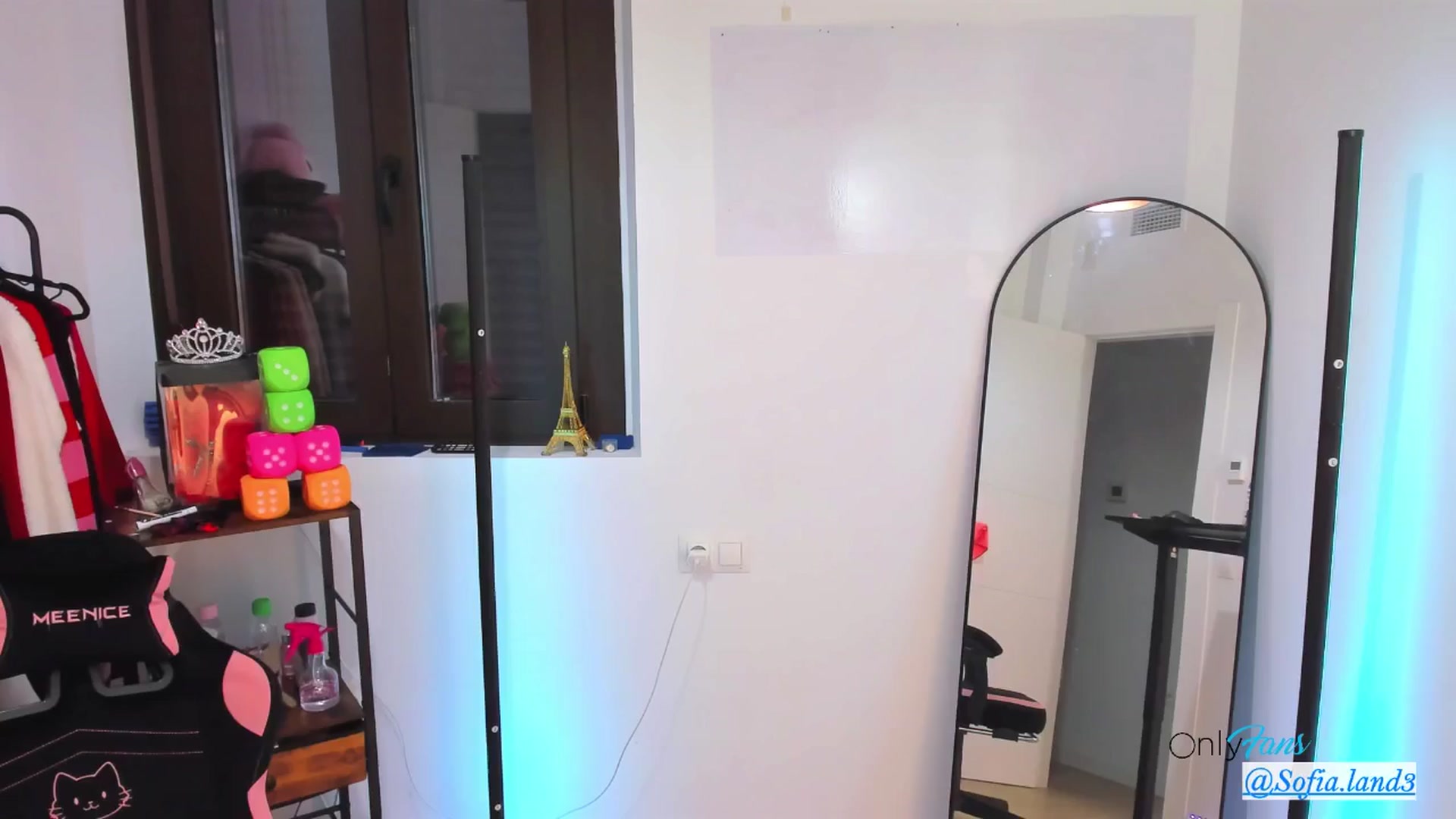 Gallery image thumbnail from pamela_land's myfreecams stream on, 11/18/2025, 07:53 image 10 of 20
