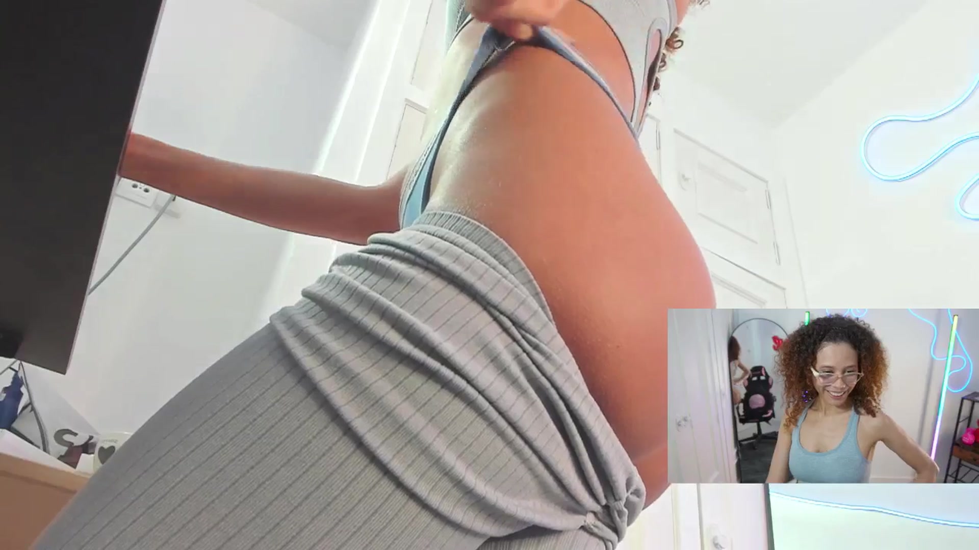 Gallery image thumbnail from pamela_land's myfreecams stream on, 04/07/2026, 05:44 image 2 of 20