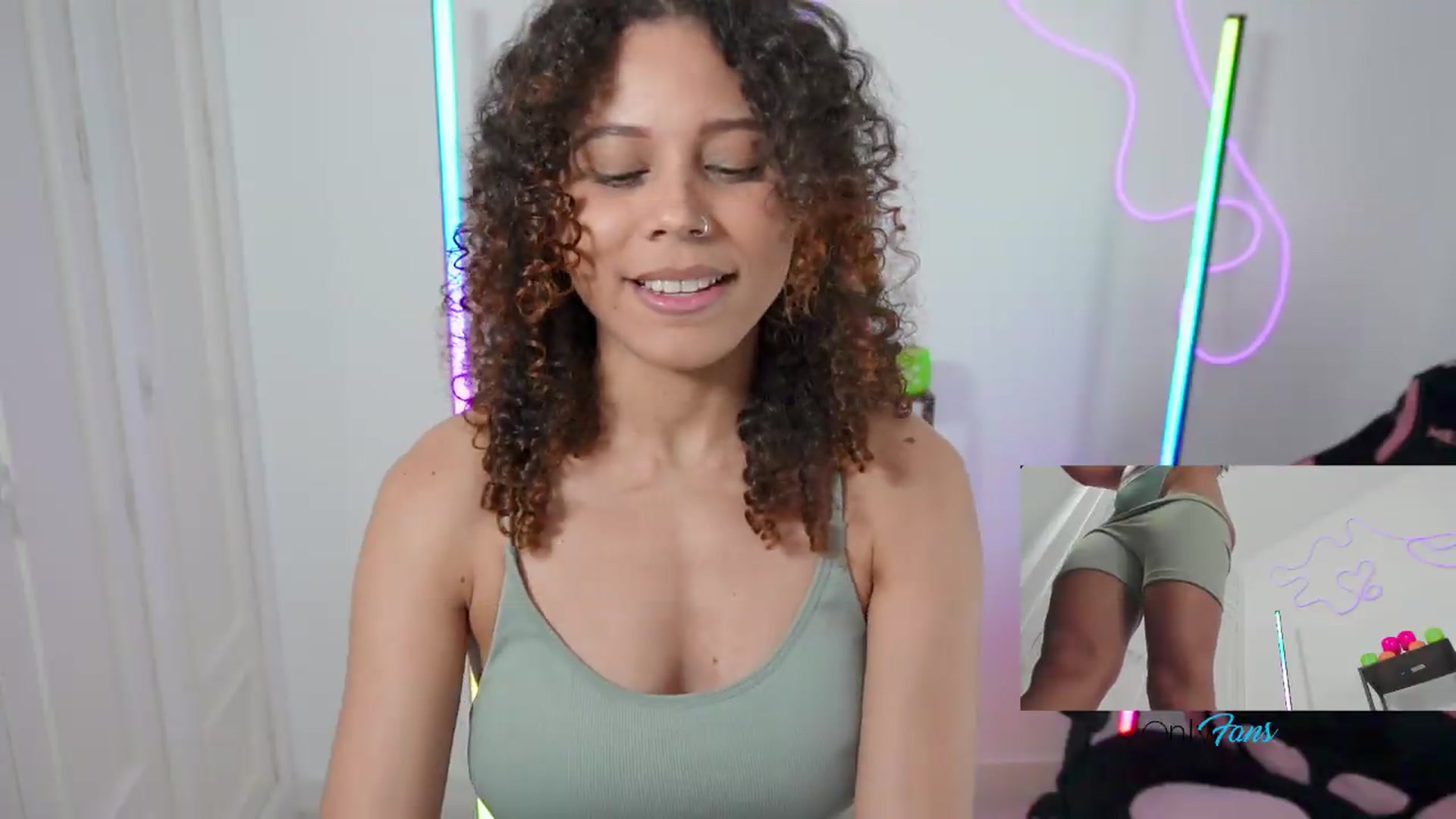 Gallery image thumbnail from pamela_land's myfreecams stream on, 08/22/2026, 24:01 image 15 of 20