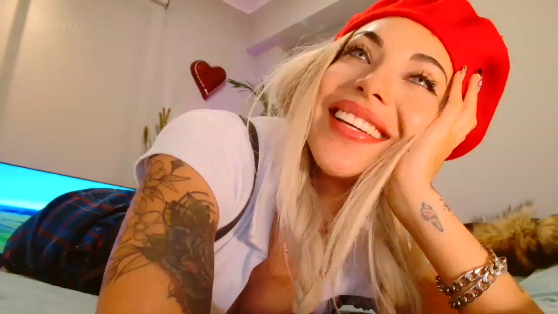 Gallery image thumbnail from panther_queen's myfreecams stream on, 11/15/2022, 05:46 image 1 of 20