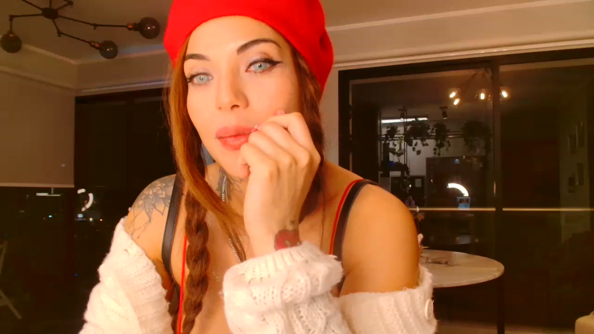 Gallery image thumbnail from panther_queen's myfreecams stream on, 11/16/2022, 08:32 image 5 of 20